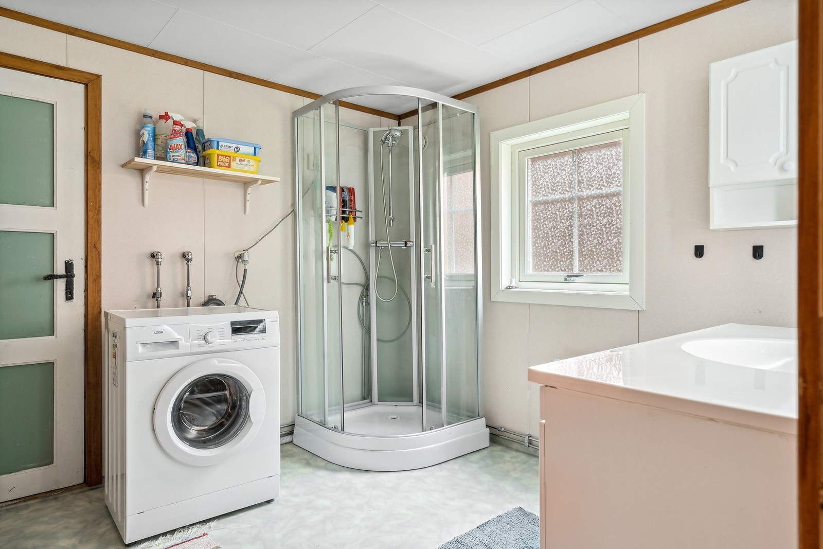 Romslig bad med opplegg for vaskemaskin. Galleribilde