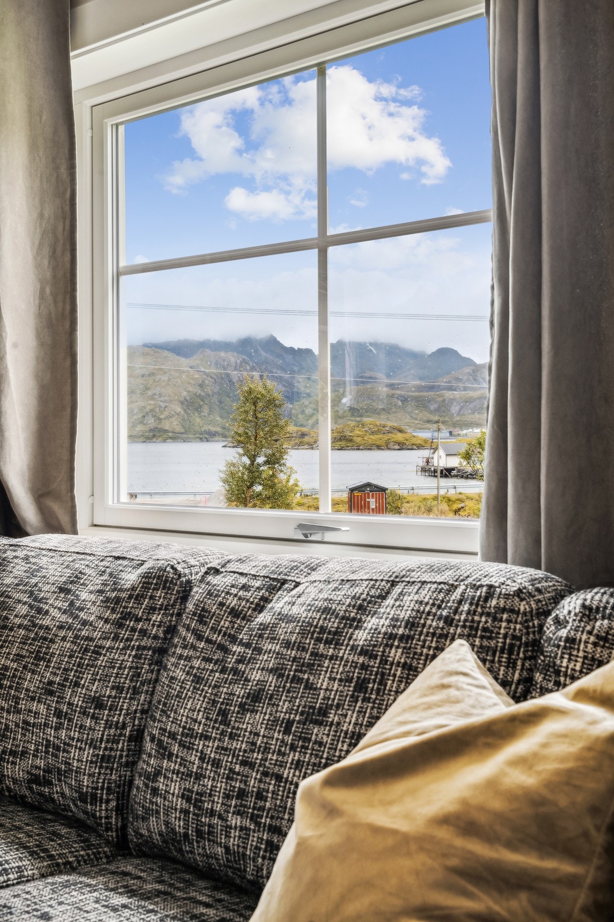 Her kan du nyte utsikten ut over Stjernfjorden hvor en kan følge med båttrafikken. Galleribilde