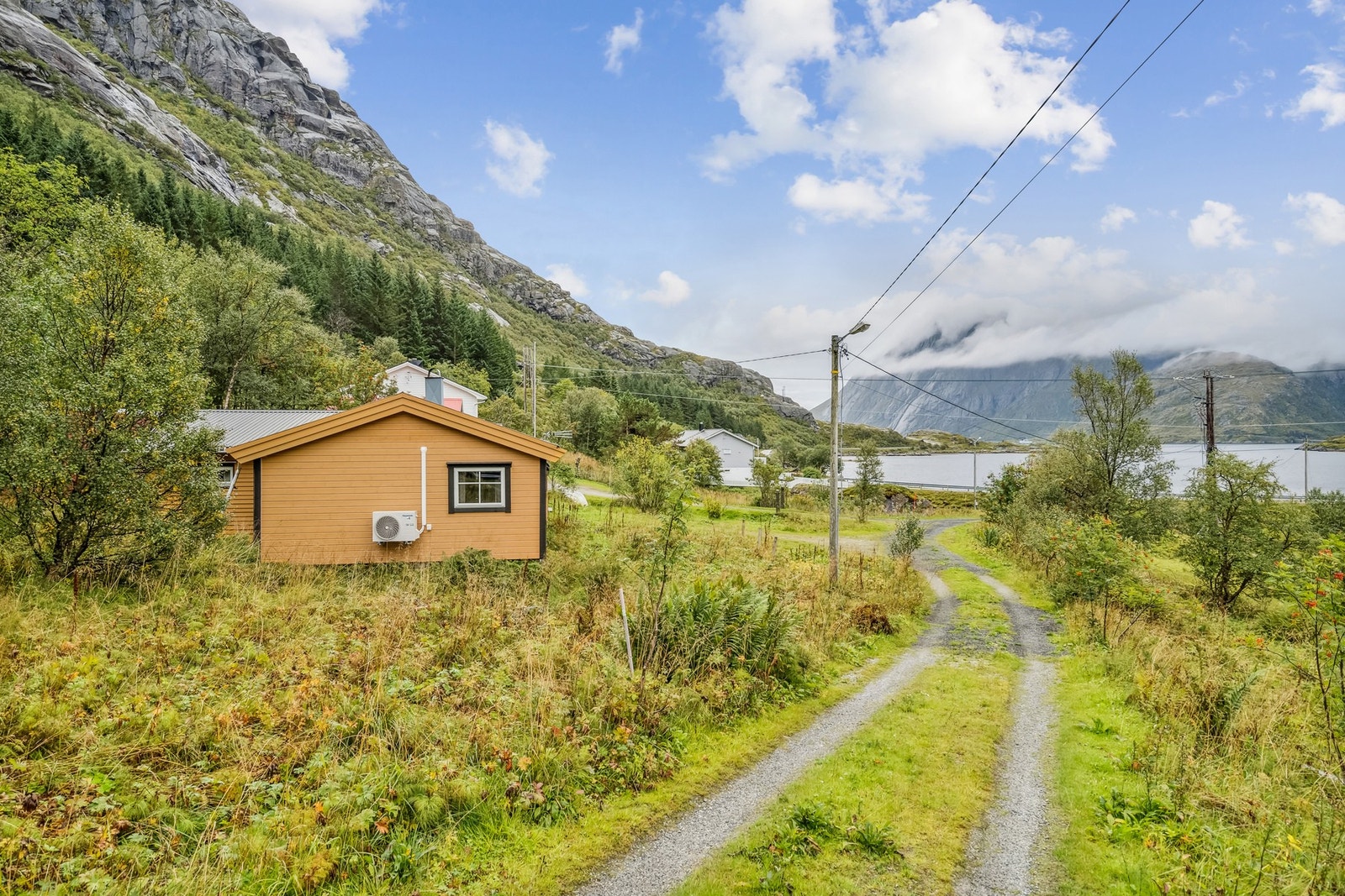 Hytten ligger fint til med naturen og sjøen rett utenfor ytterdøren! Galleribilde