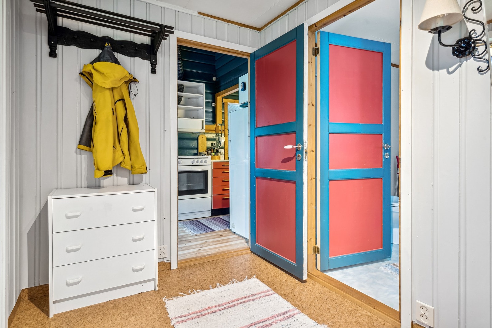 Entré med adkomst til kjøkken og bad/vaskerom. Galleribilde