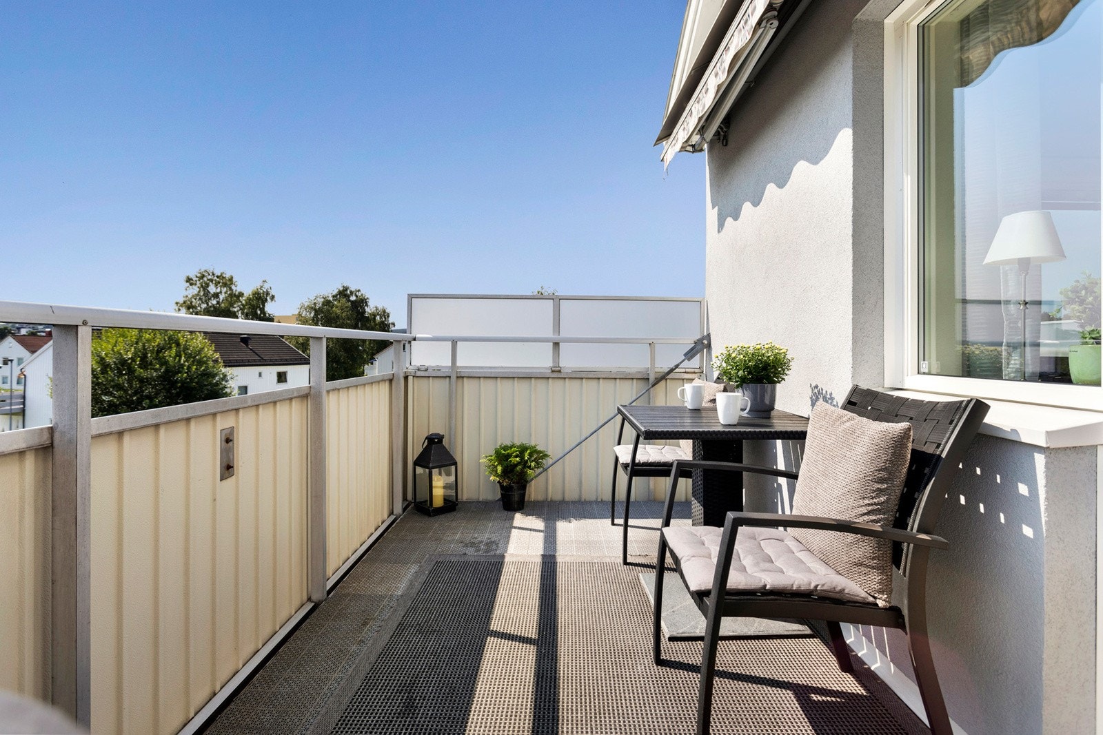 Balkongen har skjermet beliggenhet og kan benyttes som en forlengelse av leiligheten på sommerhalvåret. Galleribilde