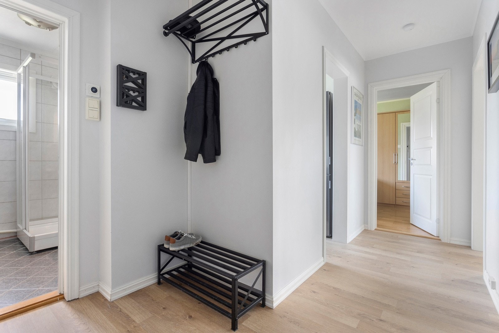 Velkommen inn! Entreen er lys og innbydende, med plass til oppbevaring av yttertøy og sko. Galleribilde