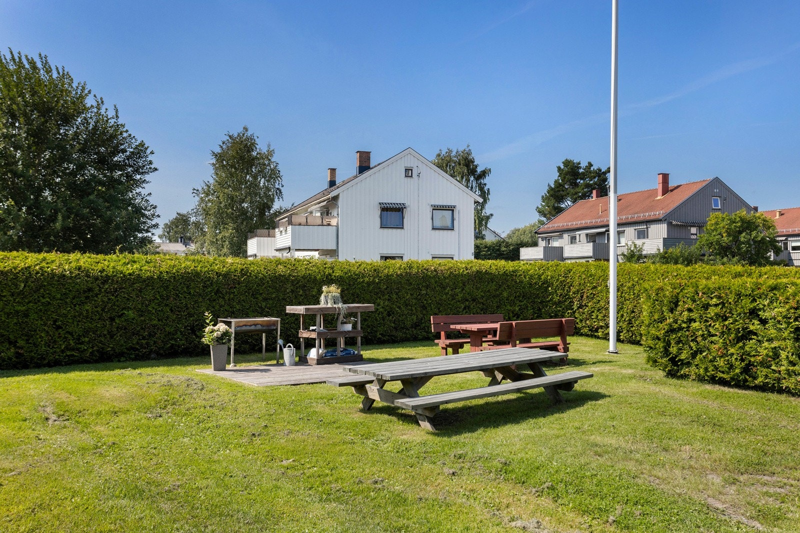Borettslaget har opparbeidet grøntområder med sittebenker, busker og beplantning. Galleribilde