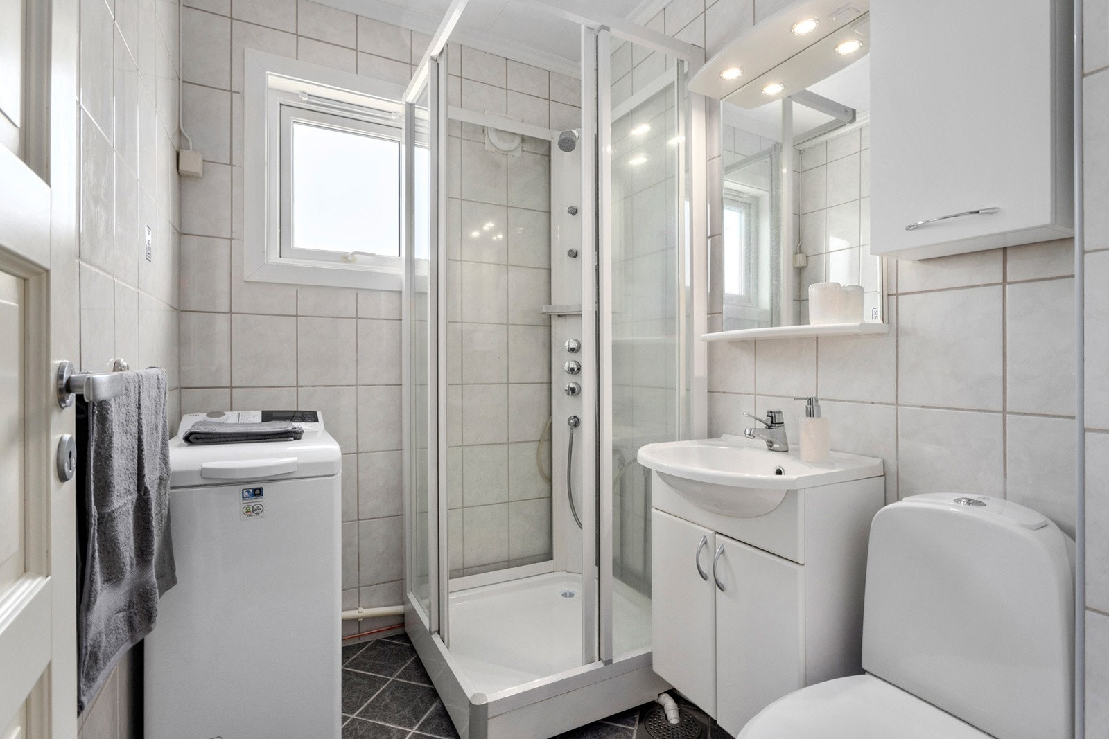 Badet har varme i gulv, samt et vindu for lufting. Galleribilde