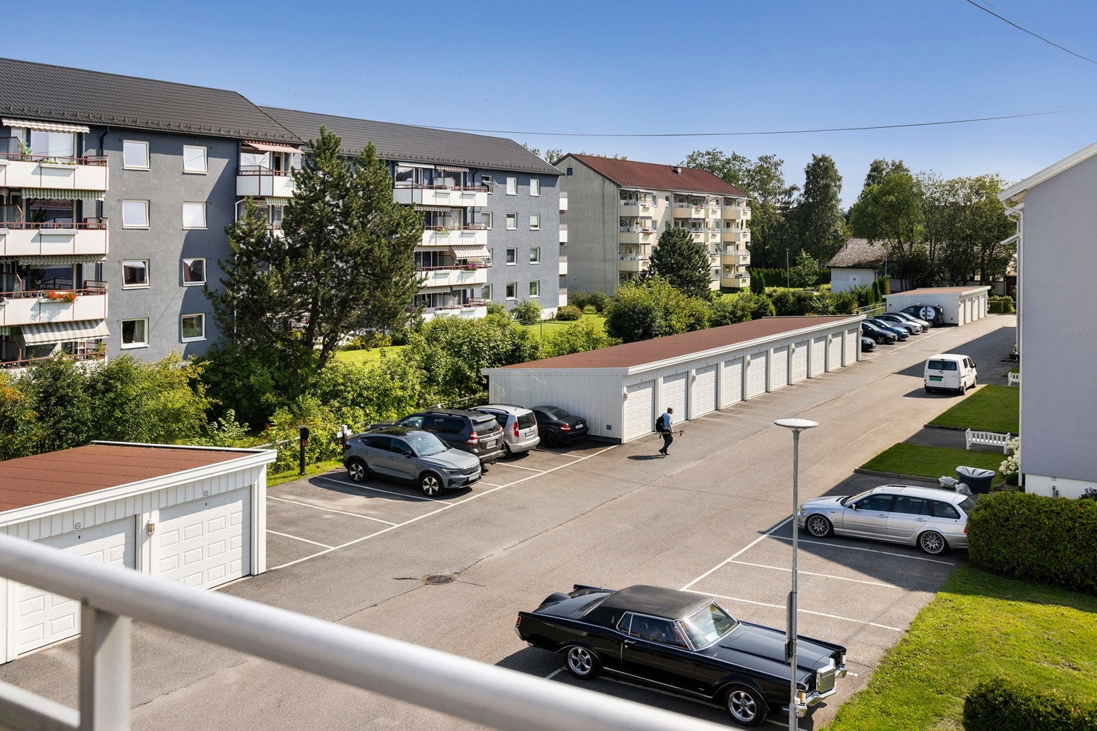 Borettslaget har parkeringsplasser til leie for beboerne. Galleribilde