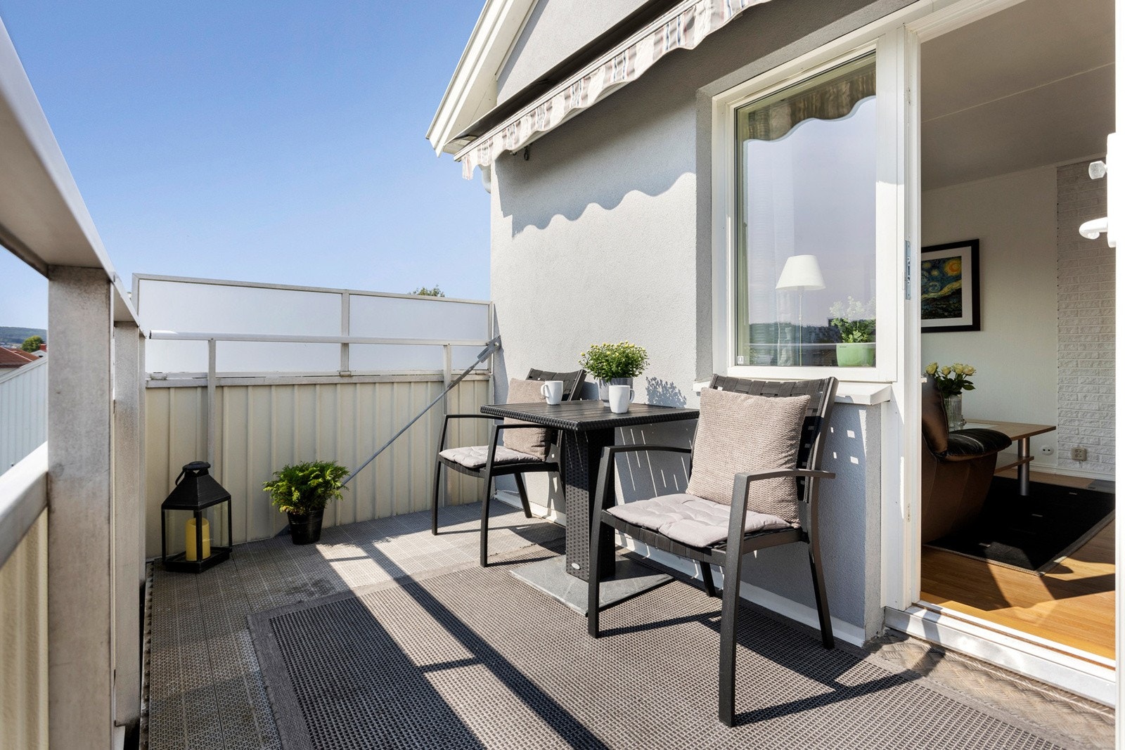 Flott balkong med god plass til utemøbler, grill og beplantning. Markise medfølger. Galleribilde