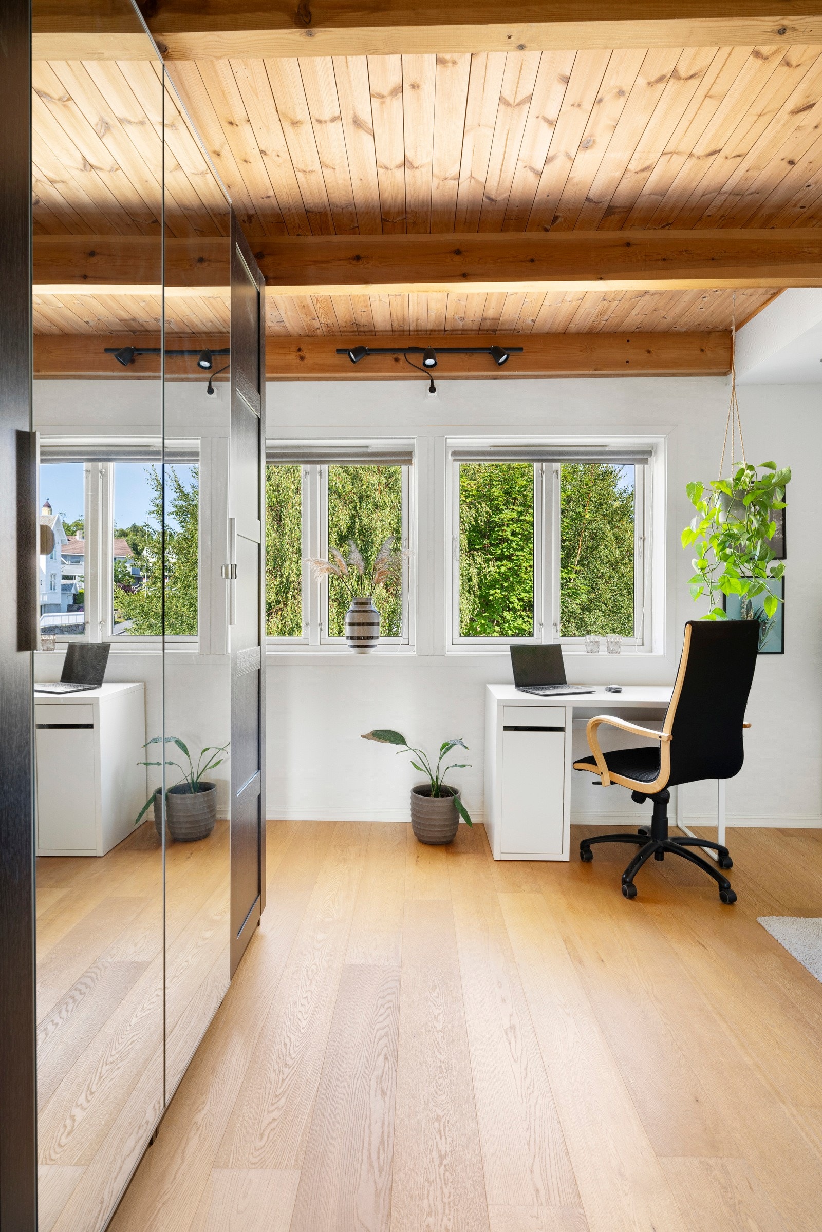 Det er et stort og godt soverom i hovedetasjen. Galleribilde