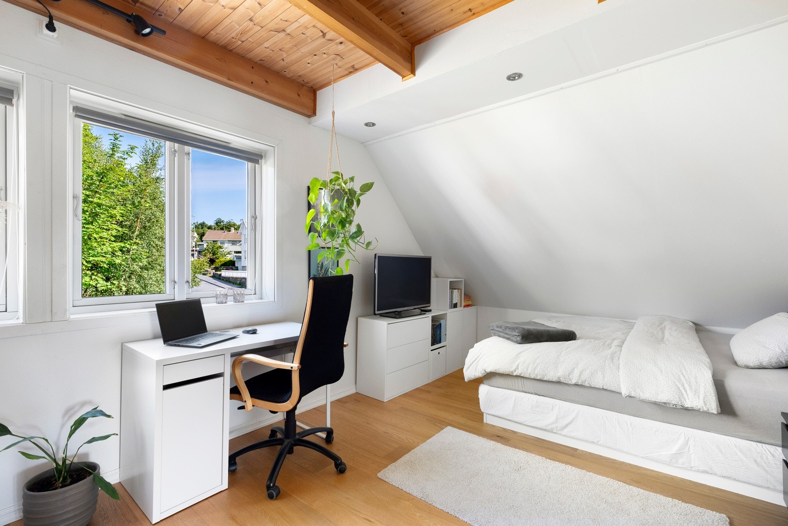 Her er det god plass til dobbeltseng, stor garderobe, pult og annet ønsket møblement. Galleribilde