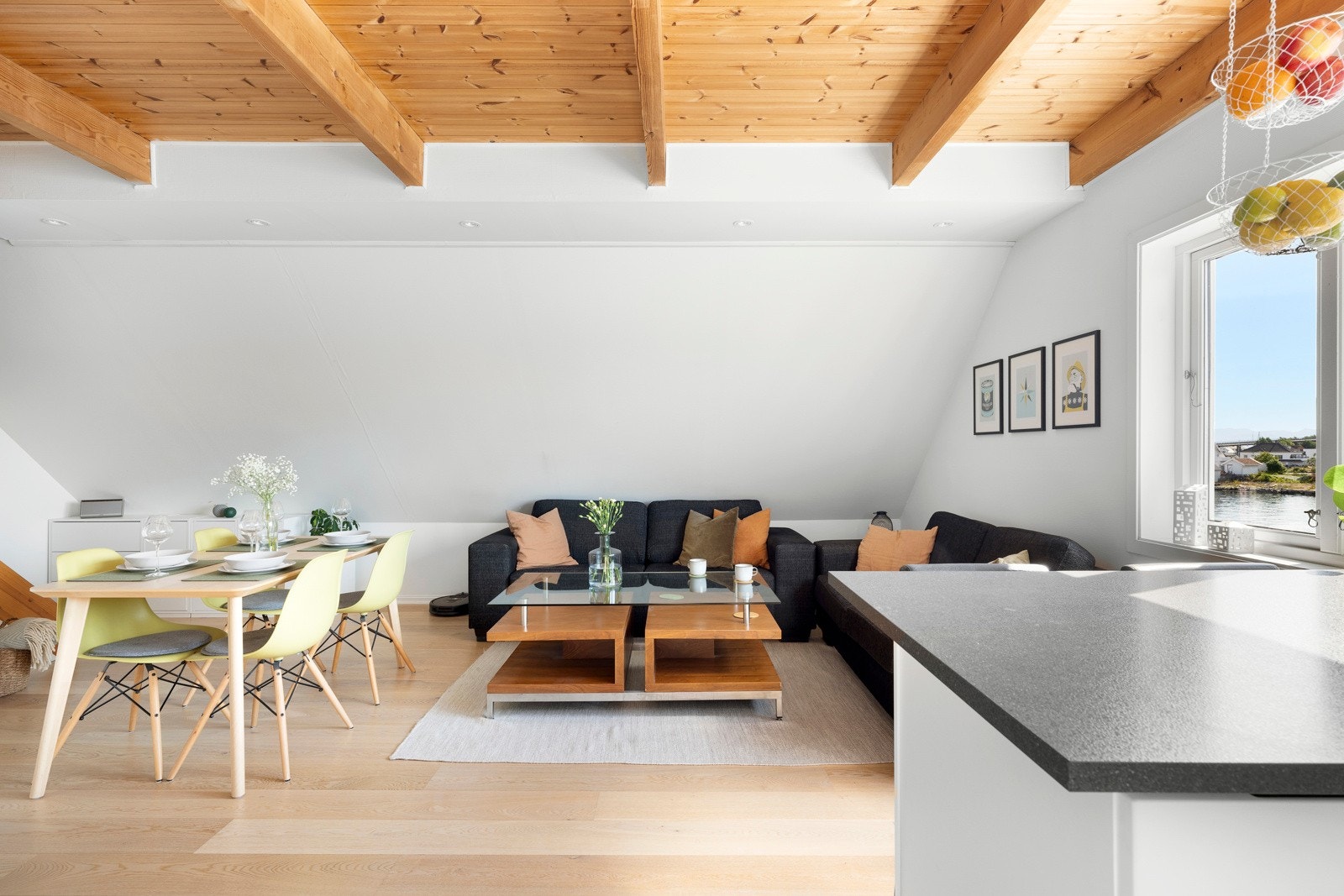 Stuen har nydelig parkett på gulvet og lyse vegger. Galleribilde