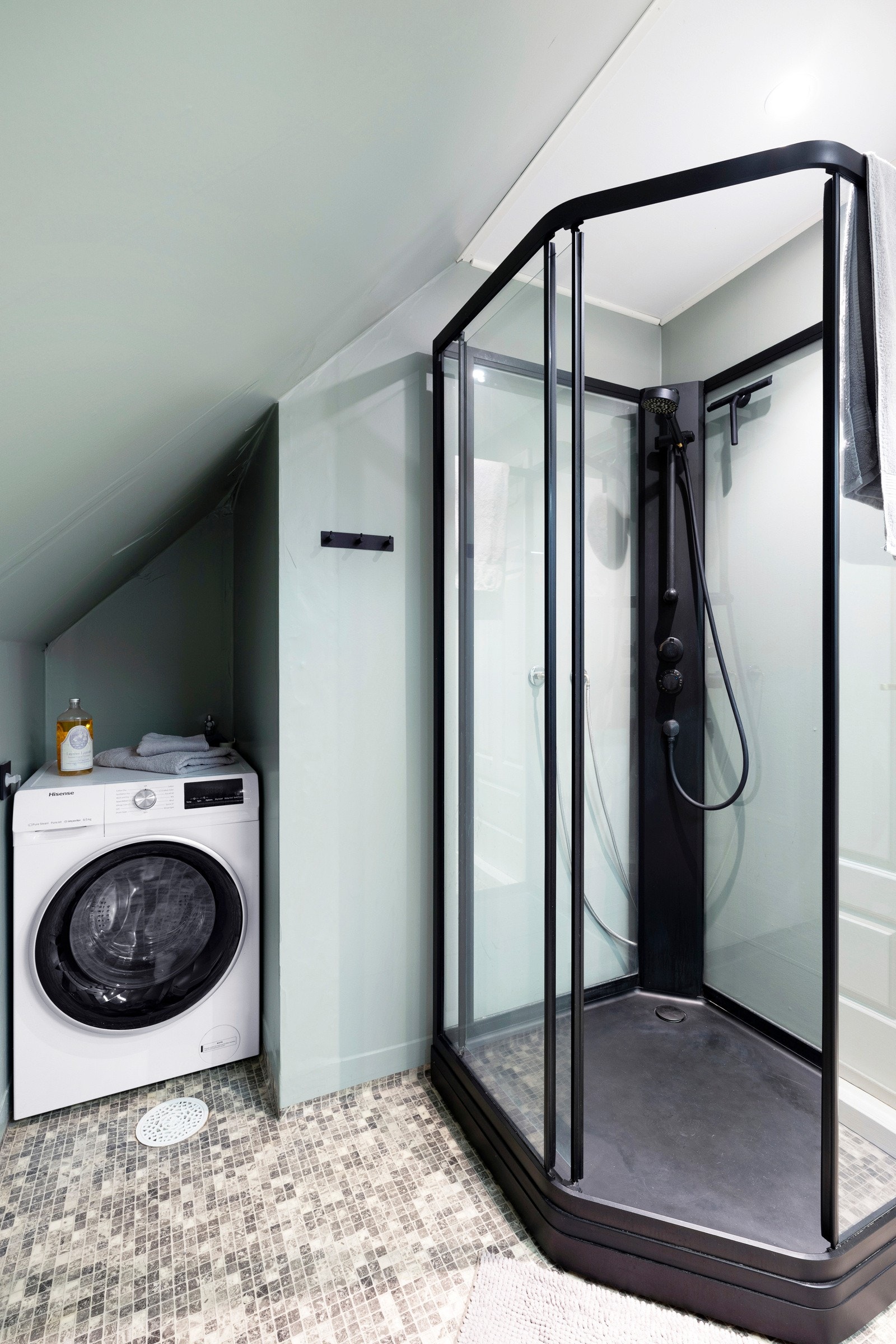 Varme har man i gulvet og det er elektrisk styrt vifte på veggen. Galleribilde