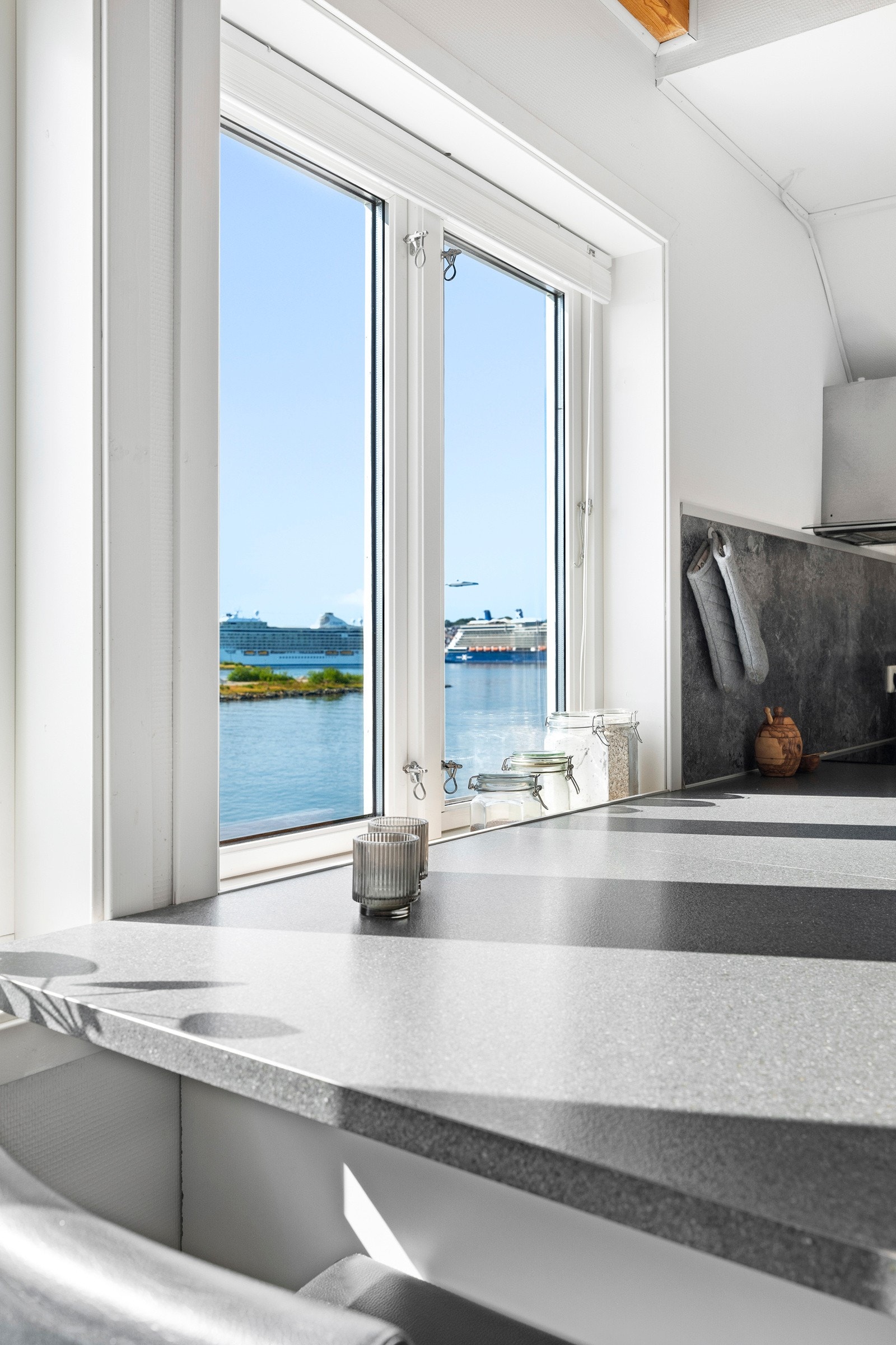 Fra vinduet kan man se cruisebåtene komme inn på vei til vågen i Stavanger. Galleribilde