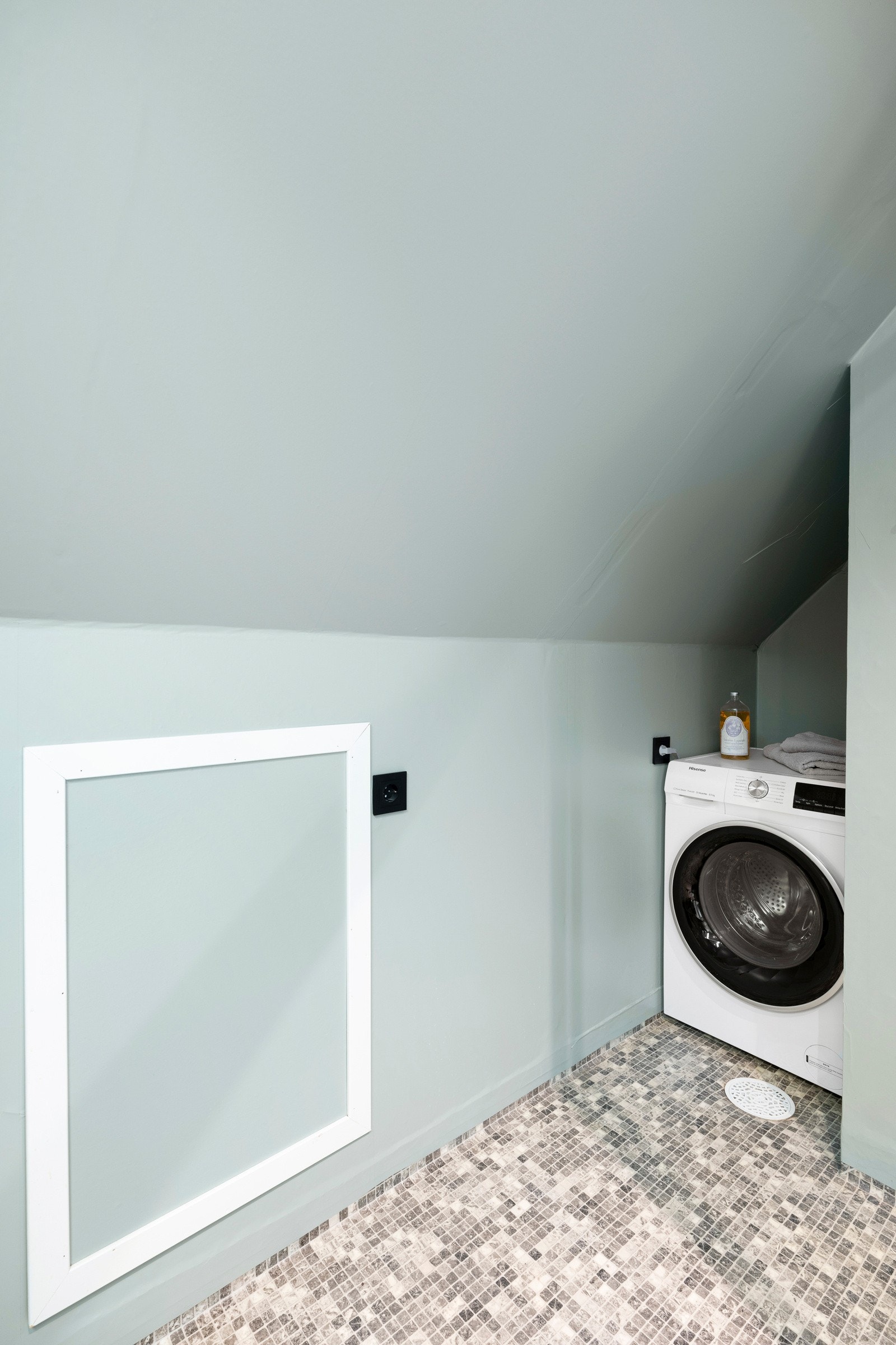 Det er innredet med seksjon med hel servant, vegghengt toalett med skjult sisterne, opplegg for vaskemaskin og dusjkabinett.DSCF8163 Galleribilde