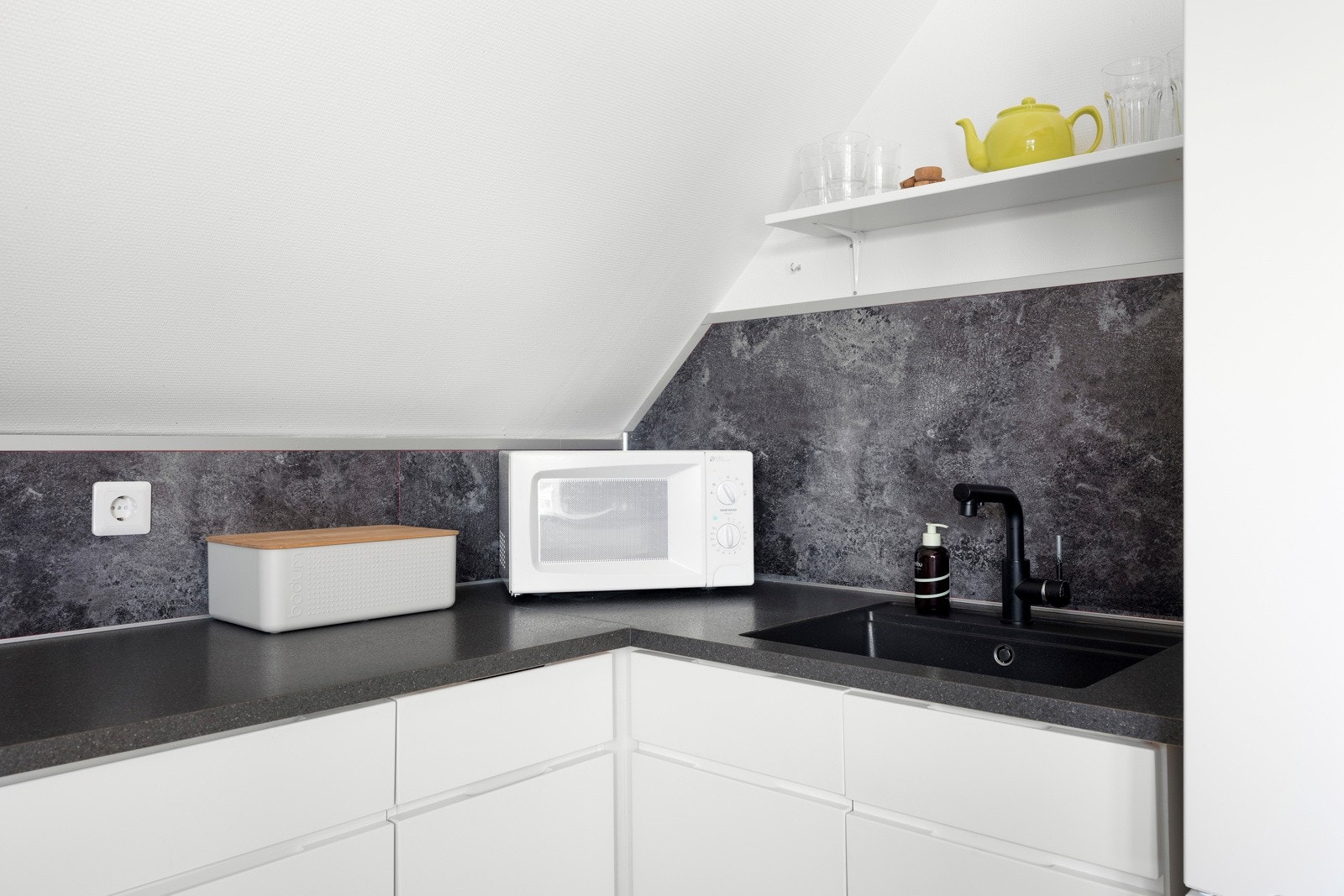 Det er masse skap- og benkeplass på kjøkkenet og man har også en liten øy hvor man kan sitte og ha seg et måltid mens man nyter utsikten. Galleribilde