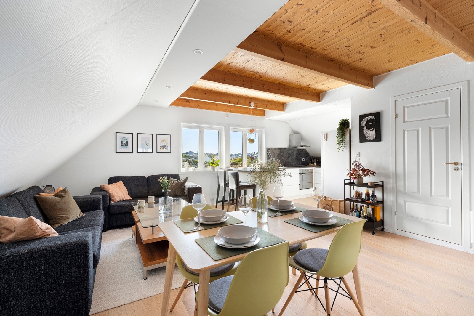 Den åpne løsningen gjør at man får plass til både en salong og et spisebord uten at det føles for tett. Galleribilde