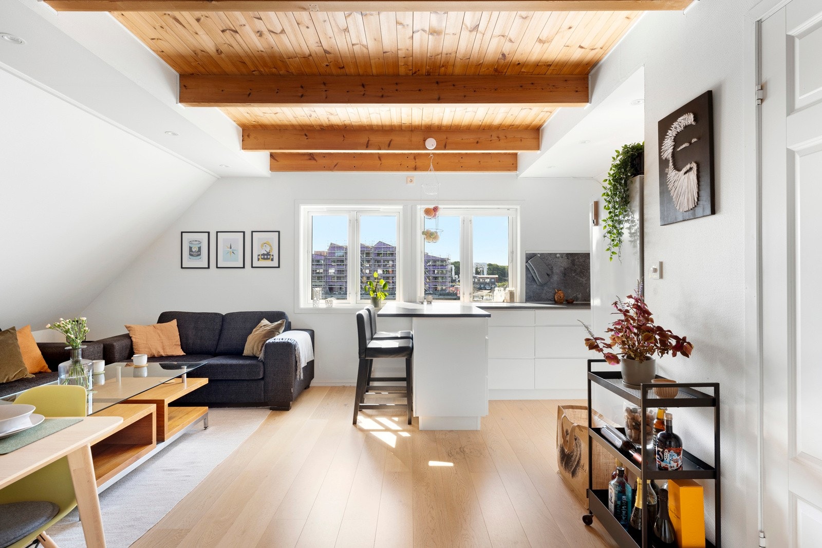 Det er spotter i taket og de gode vinduene på veggen mot sør sikrer rikelig med naturlig lys gjennom dagen. Galleribilde