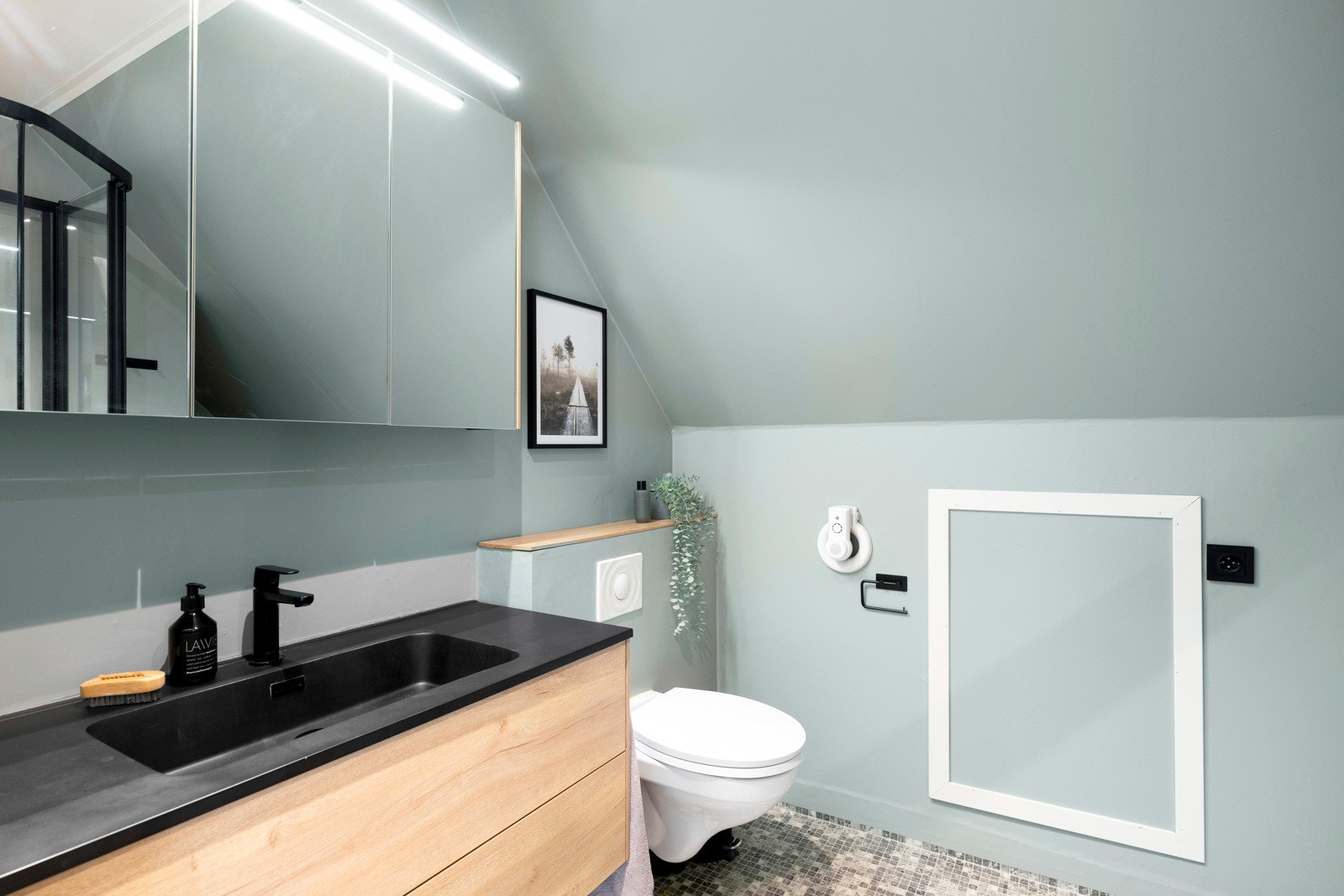 Leilighet har et pent bad med gjennomgående stil. Galleribilde