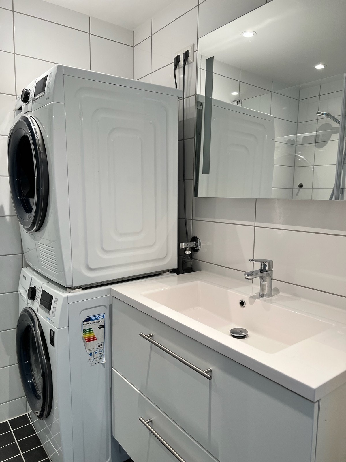 Bad med tørketrommel og vaskemaskin Galleribilde