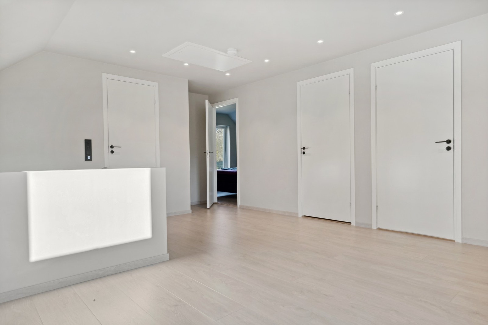 Lyse, slette overflater med downlights i tak. Galleribilde