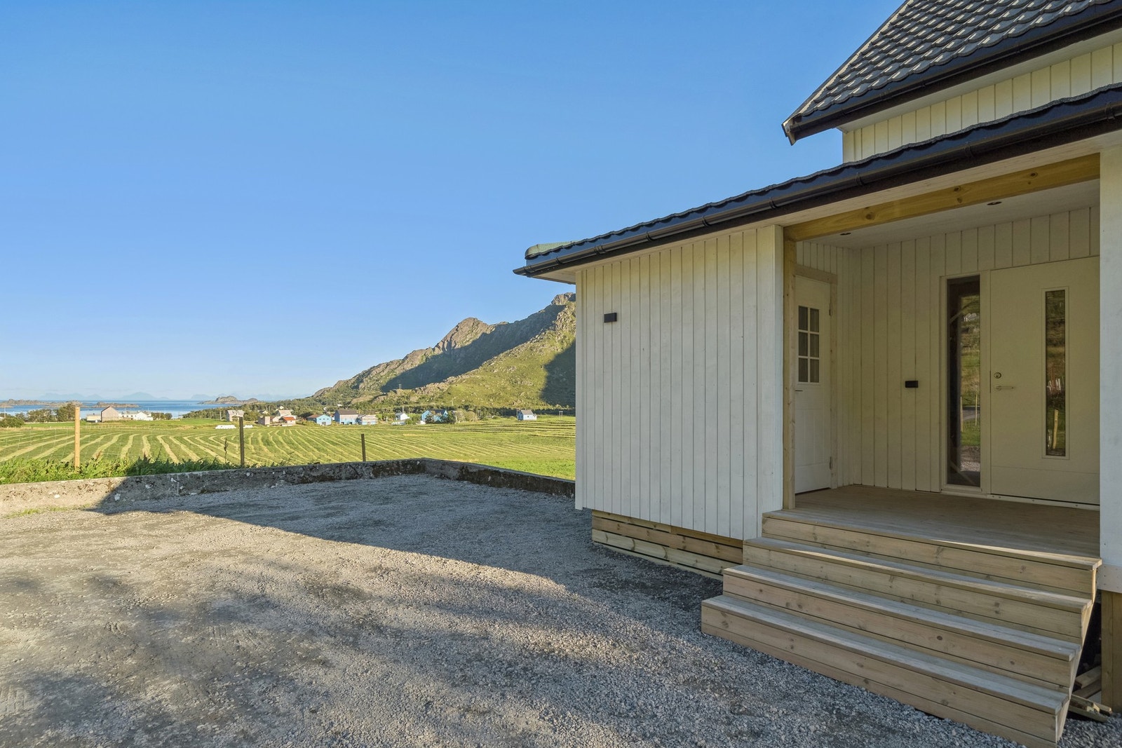 Godt med parkeringsplass på eiendommen ved inngangspartiet. Galleribilde