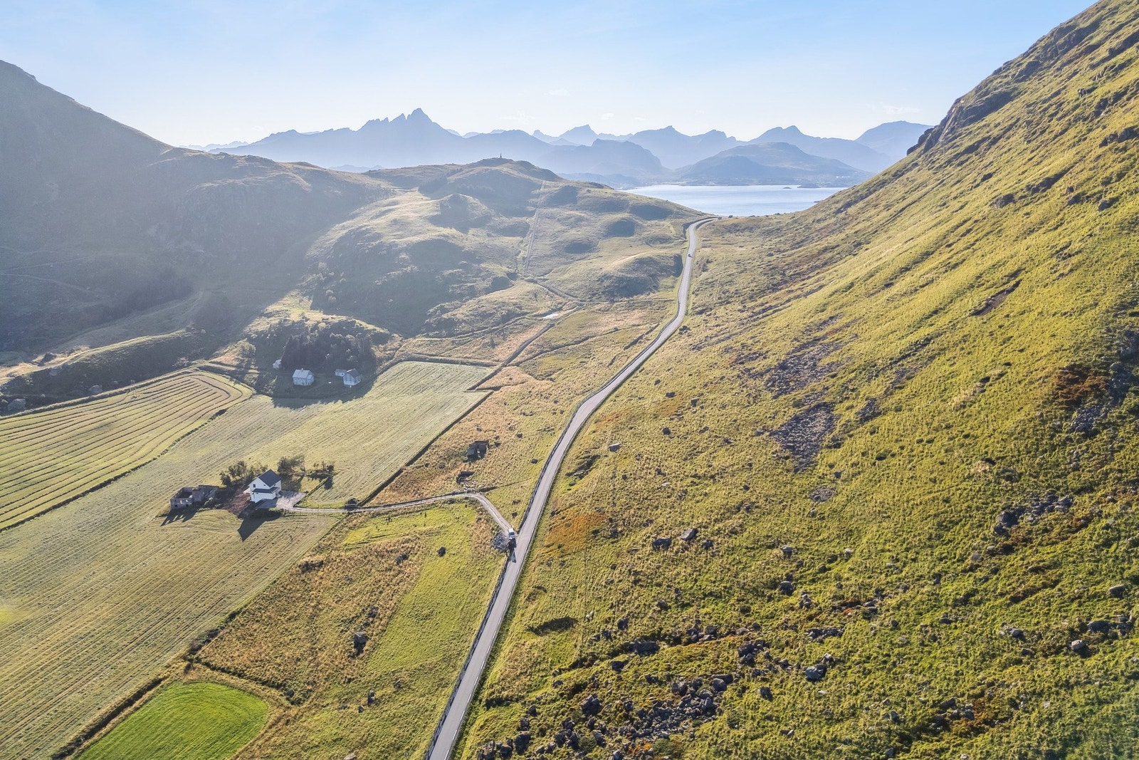 Det er ca. 13 km til Stamsund hvor hurtigruten har daglige anløp på ruten langs kysten. Galleribilde