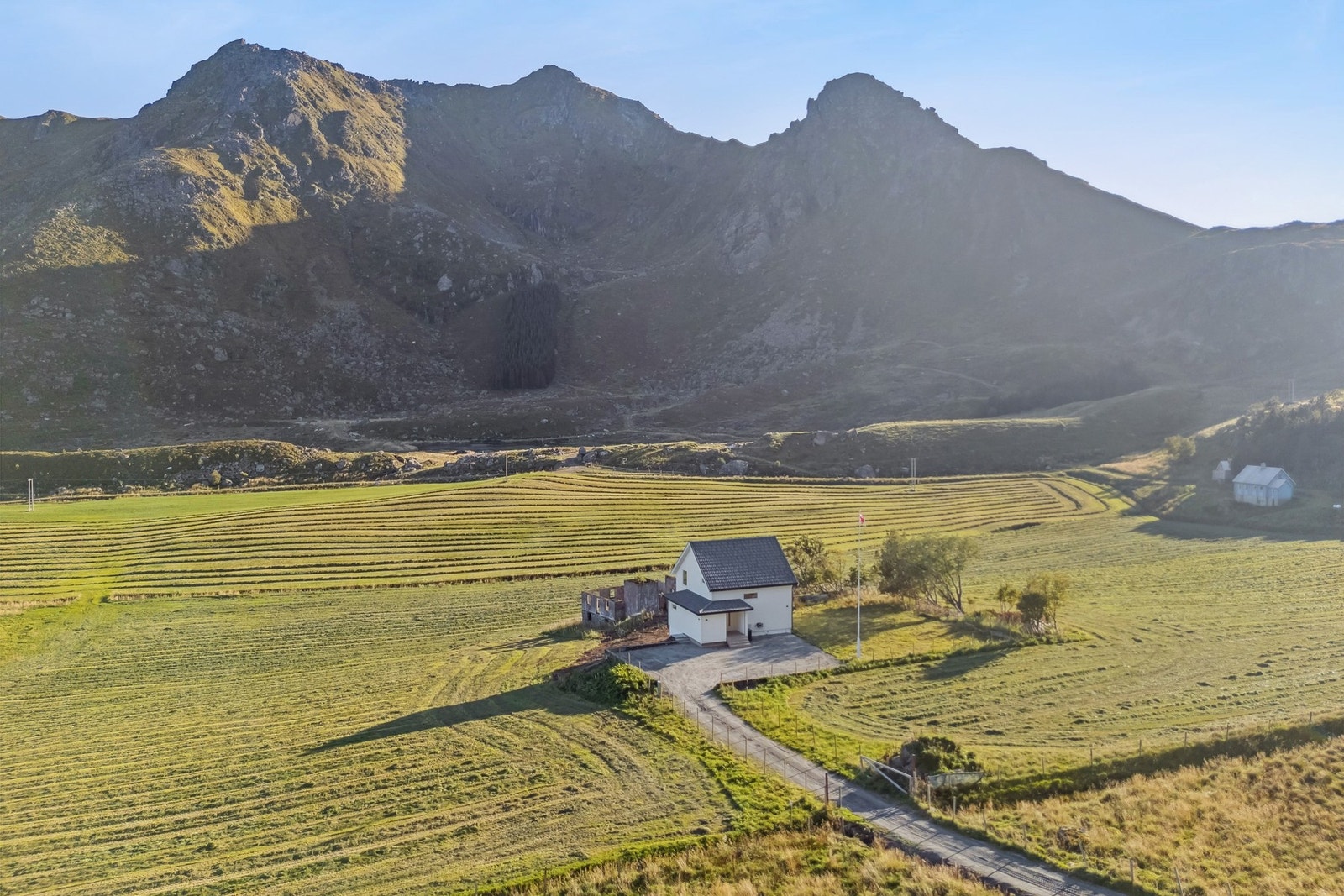 Her kan du nyte naturen til fulle, omkranset av fjell og sjøen i front. Galleribilde