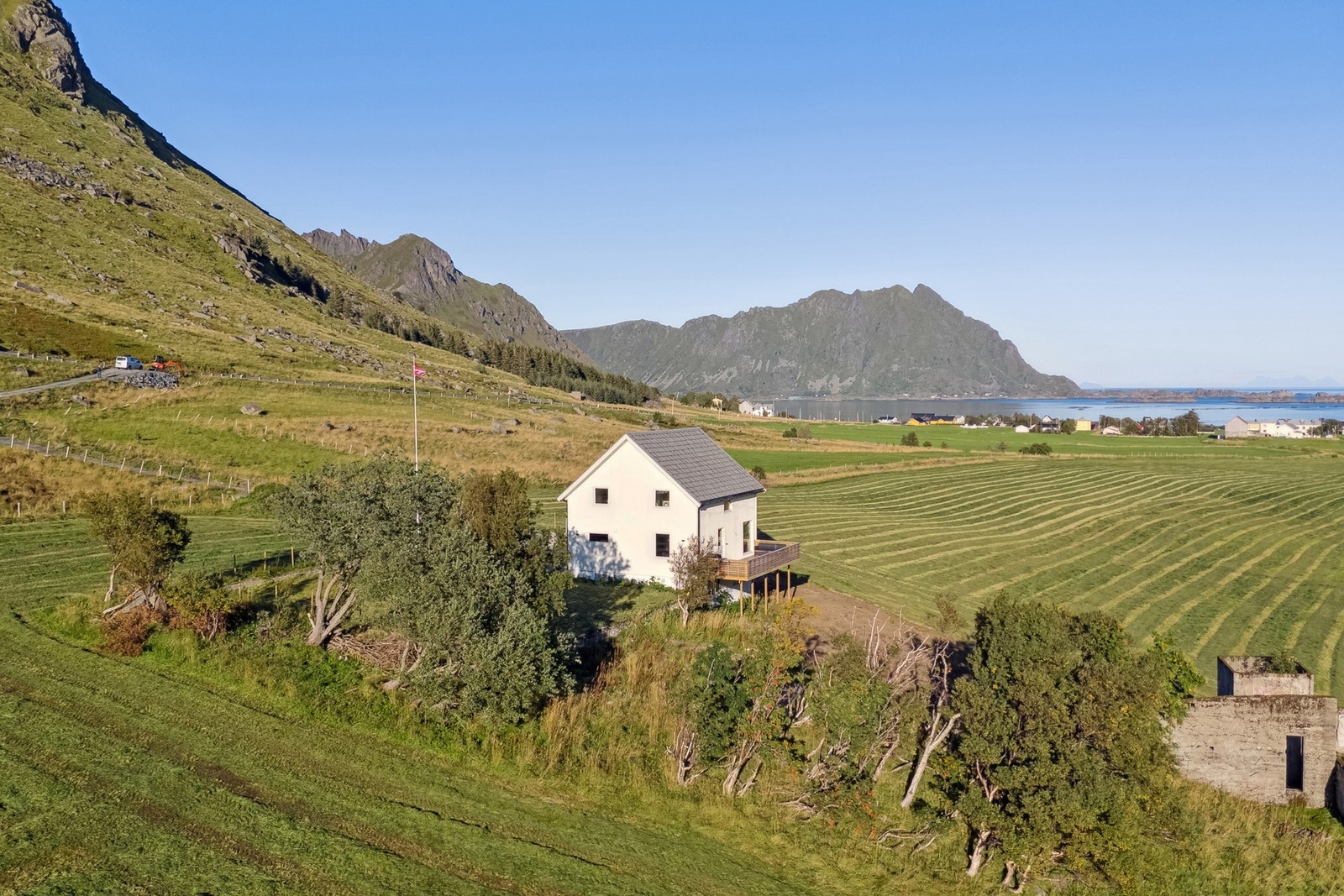 Eiendommen ligger naturskjønt og fint til i Sennesvik. Galleribilde