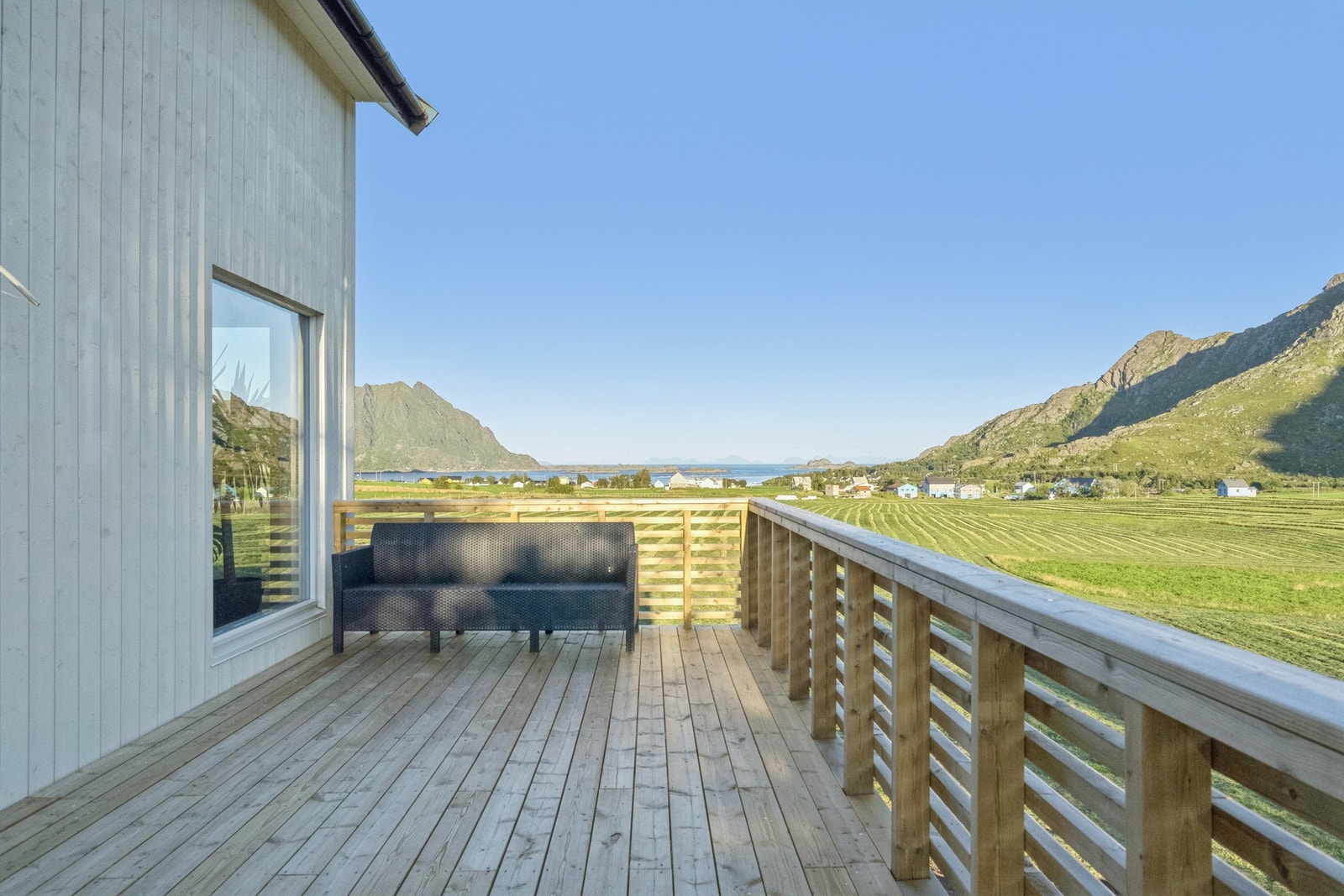 Fra stua er det utgang til veranda hvor du kan nyte en fantastisk utsikt! Galleribilde