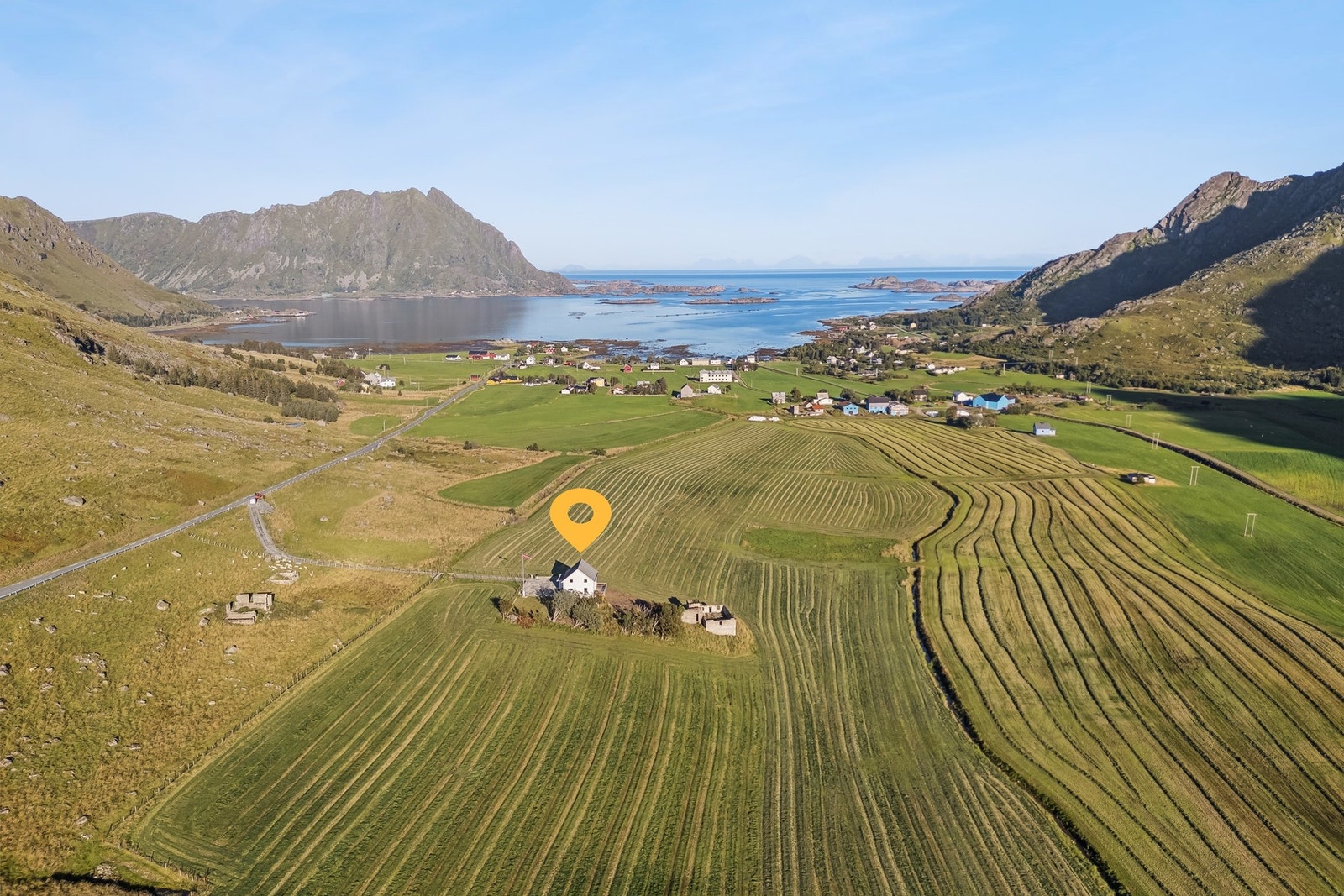 Eiendommen ligger utrolig flott for seg selv i Sennesvika. Galleribilde