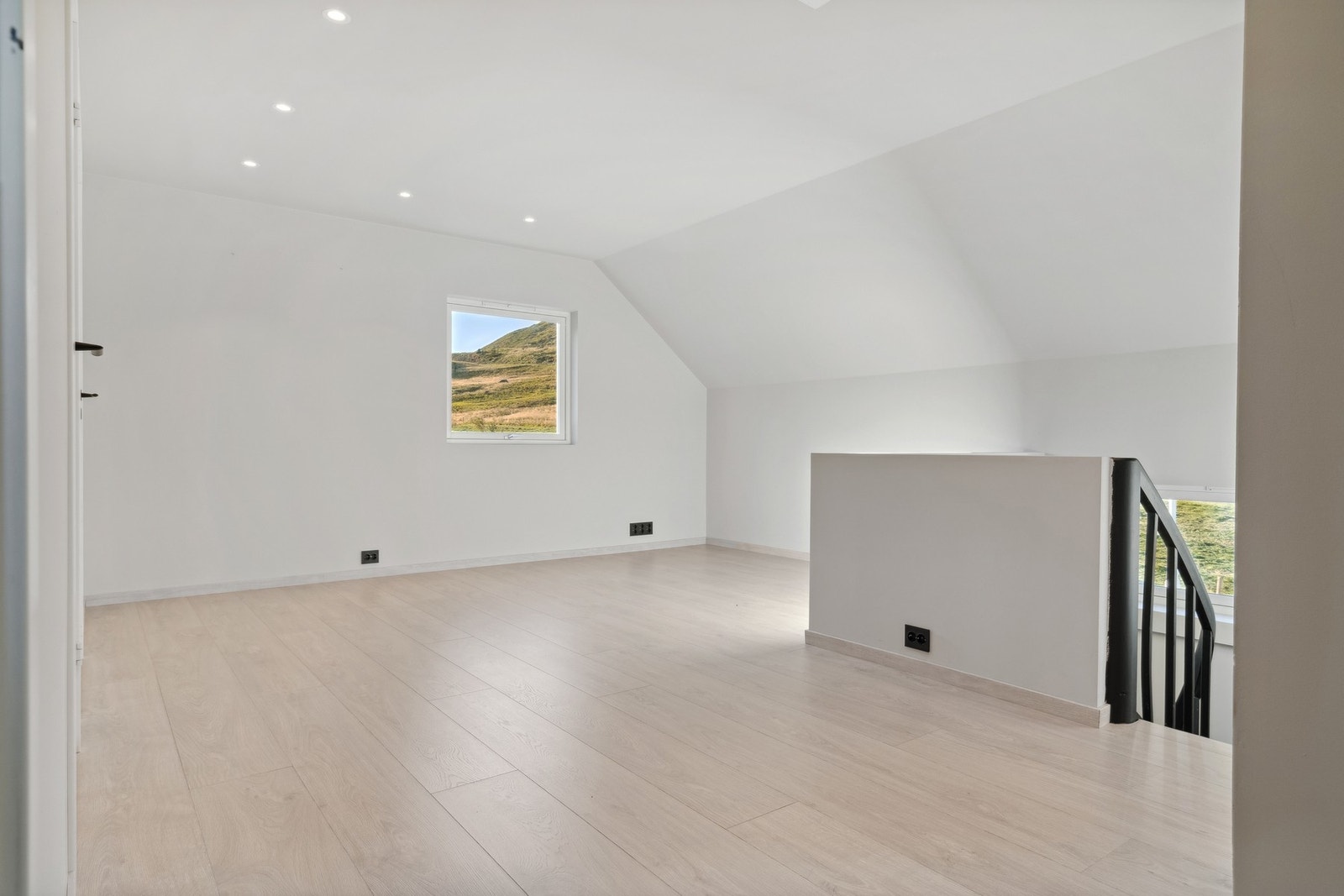 Romslig og praktisk loftstue. Galleribilde