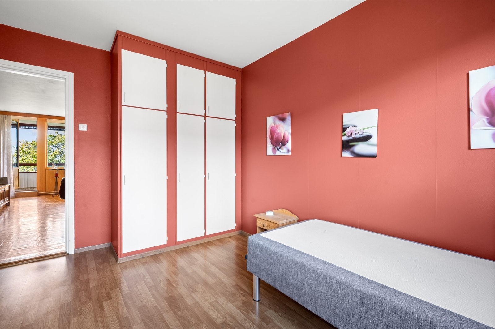 Rommene er selvsagt fleksible i bruk og passer like godt som både gjesterom, barnerom og kontor! Godt med oppbevaringsplass. Galleribilde