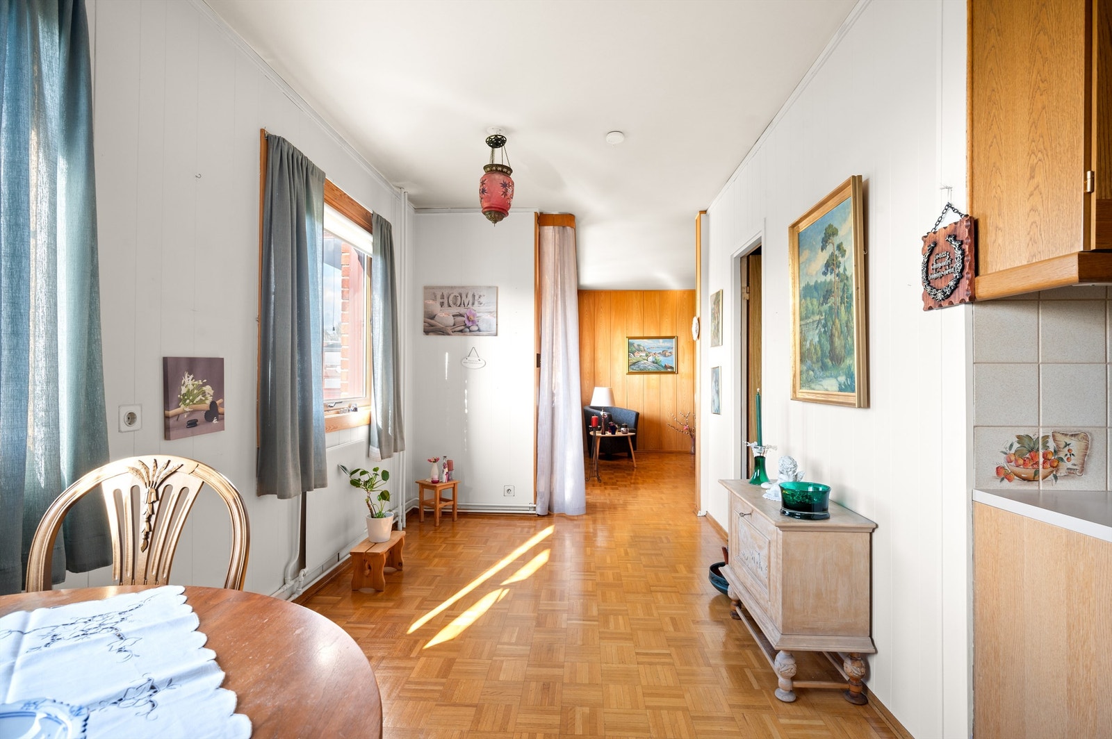 Romslig spisestue med tilgang til leilighetens praktiske innvendige bod. Galleribilde