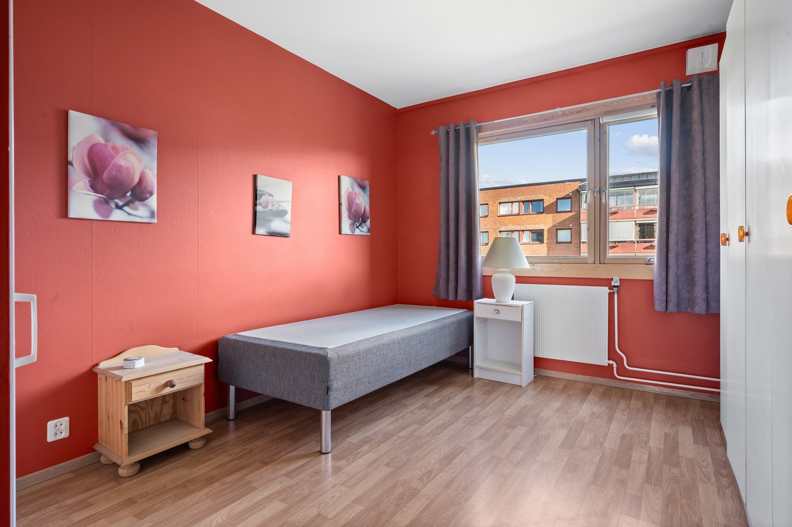 Boligens andre soverom er også av god størrelse med plass til dobbeltseng og romslig garderobe. Galleribilde