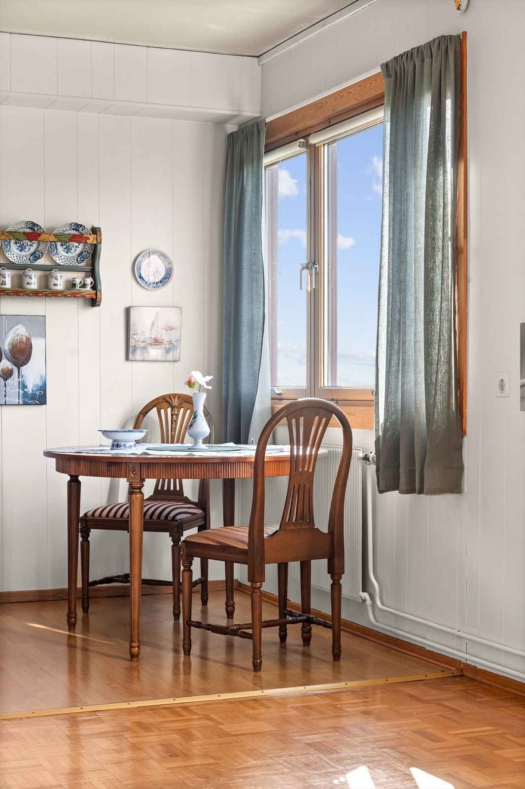 Boligen varmes opp av radiatorer tilknyttet vannbåren varme. Fyring og varmtvann er inkludert i felleskostnadene. Galleribilde