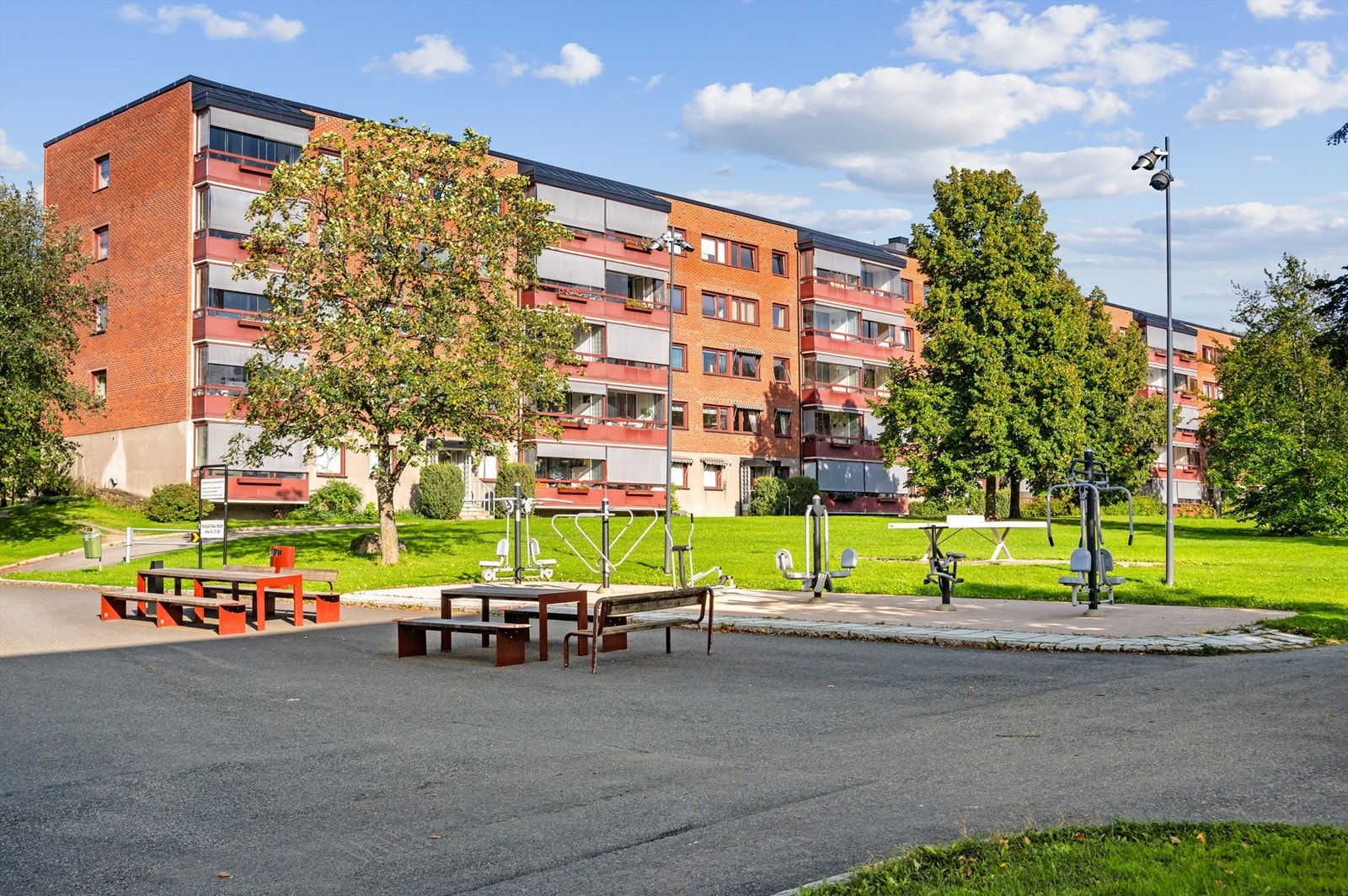 Stor lekeplass midt i borettslaget, samt utendørs treningsapparater. Galleribilde