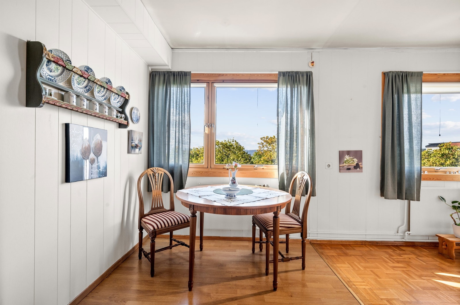Her har du god plass til å innrede et større spisebord og invitere familie og venner på middagsbesøk. Galleribilde