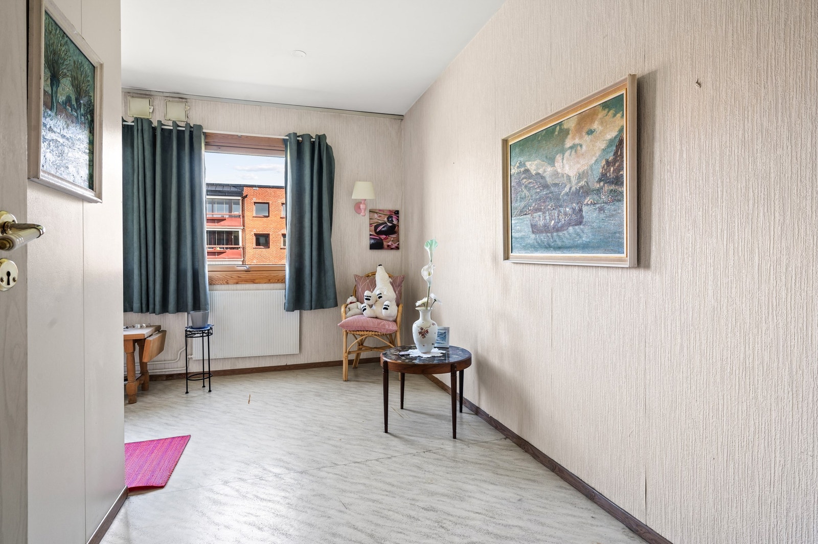 Soverommet er av god størrelse og byr på god plass til dobbeltseng med tilhørende nattbord. Galleribilde