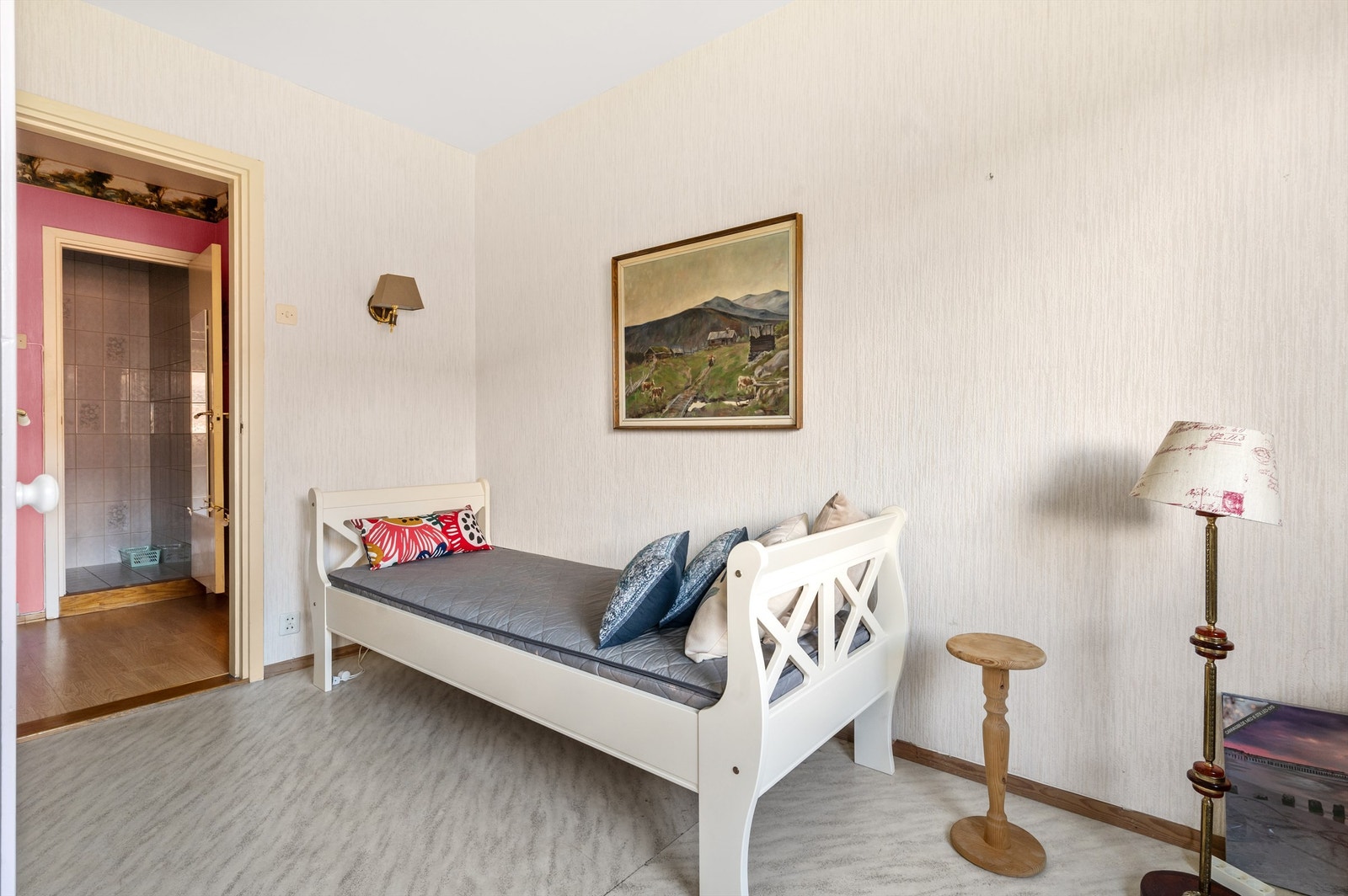 Her kan du med svært enkle grep sette inn en lettvegg som deler soverommet i to og skapet det tredje soverommet. Galleribilde