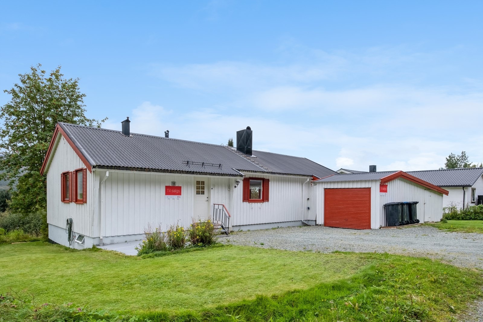 Eiendommen ligger på en liten høyde med fin utsikt ut mot Geitfjellet. Gode lys og solforhold. Endetomt. Rolig og barnevennlig område uten gjennomgangstrafikk. Galleribilde