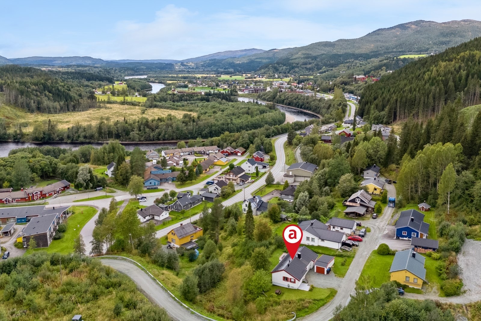Eiendommen ligger på Reinsbakkan i et mindre boligområde kun 1,4 km til Mediå sentrum som er kommunesenter med butikker, cafe, kulturhus, skole, lokal bank, idrettshall m.m. Galleribilde