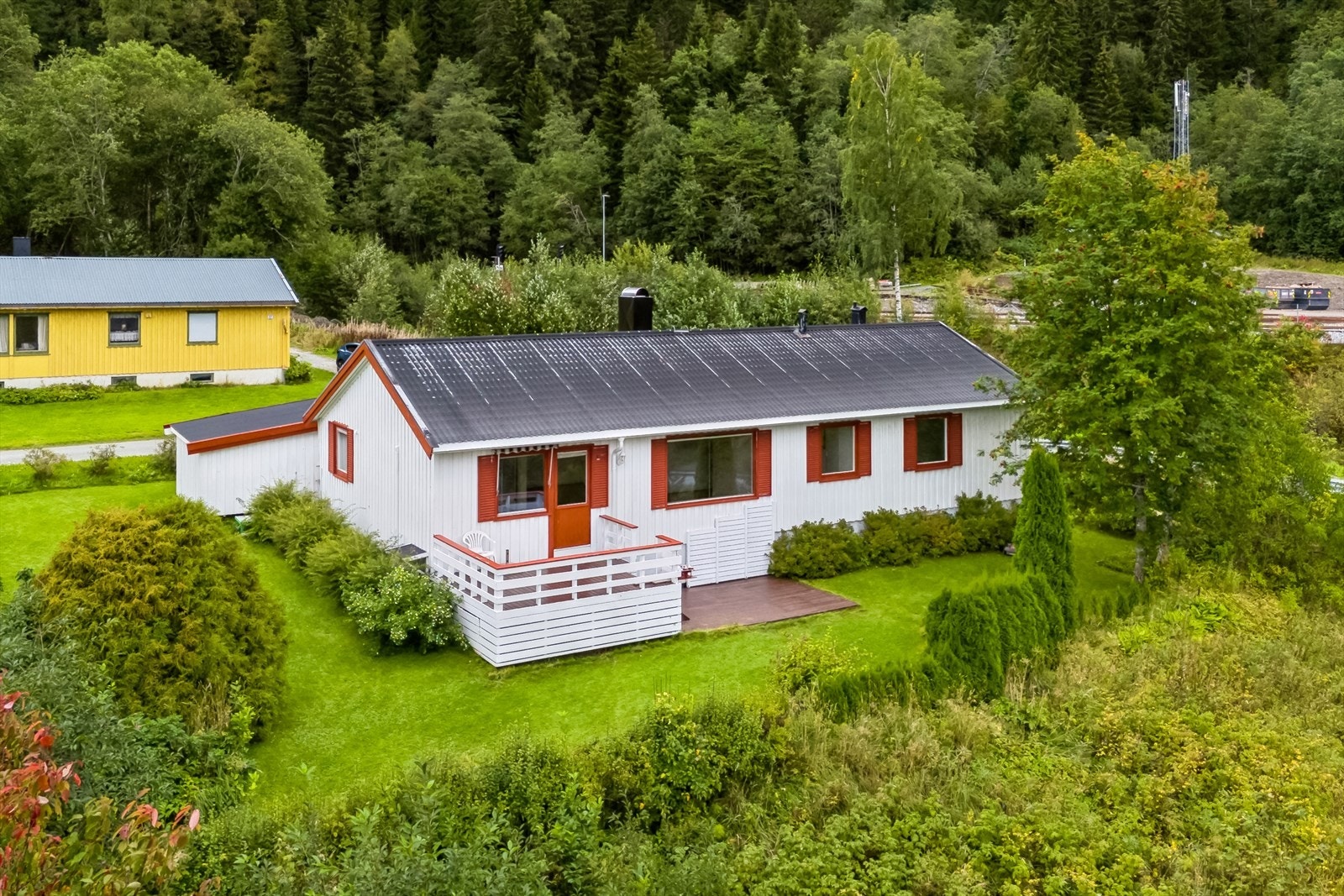 Eiendommen ligger på en liten høyde med fin utsikt ut mot Geitfjellet. Gode lys og solforhold. Endetomt. Rolig og barnevennlig område uten gjennomgangstrafikk. Galleribilde