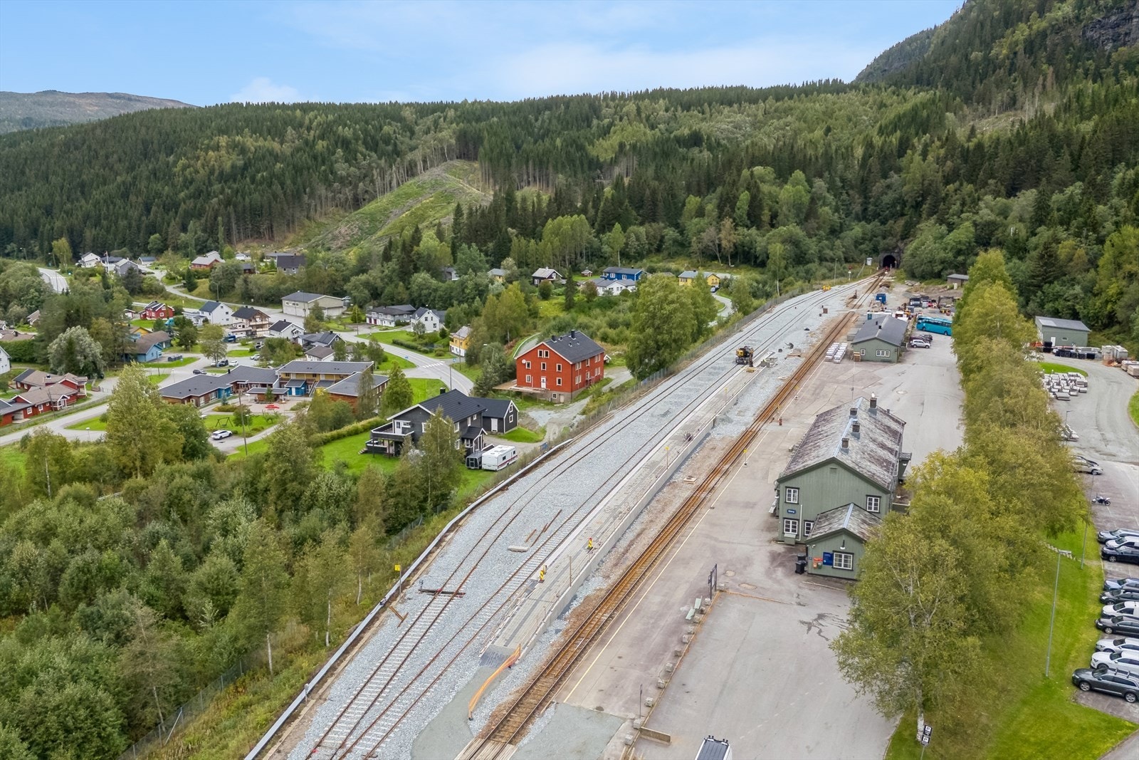 Grong togstasjon. Med daglige avganger nordover opp til Bodø og sørover til Steinkjer og videre til Trondheim. Stasjonen er et knutepunkt for Nordlandsbanen med bussforbindelser til Rørvik, Brønnøysund og Namsos. Galleribilde
