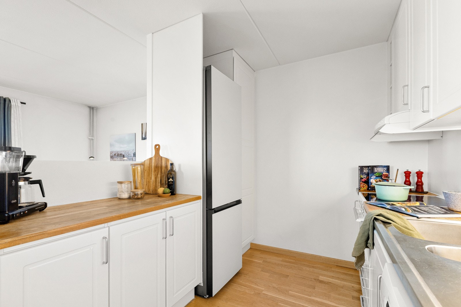 Innredningen har avsatt plass til frittstående komfyr, oppvaskmaskin og kjøl-/fryseskap. Galleribilde