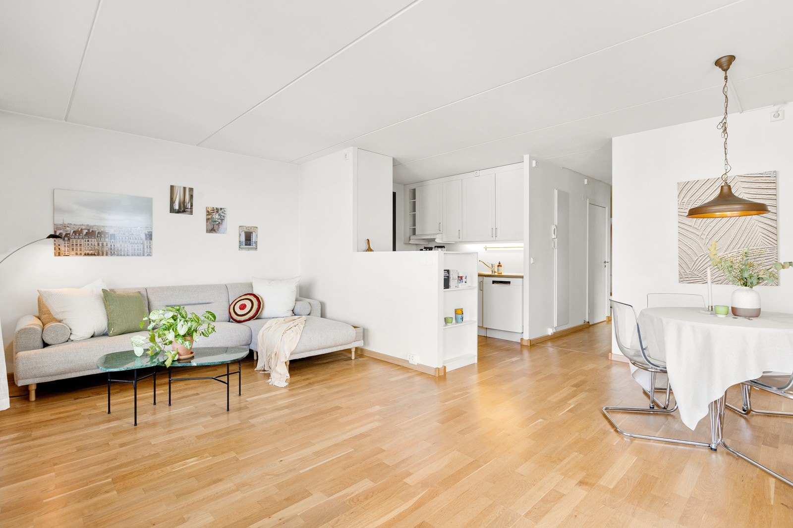 Lys og luftig stue med eikeparkett på gulv og lysmalte overflater, noe som også er gjennomgående i resten av leiligheten. Galleribilde