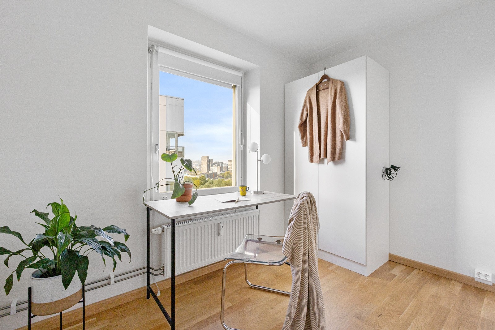 Rommene har innvendig solskjerming og er ideelle som barne-/gjesterom eller kontor. Galleribilde