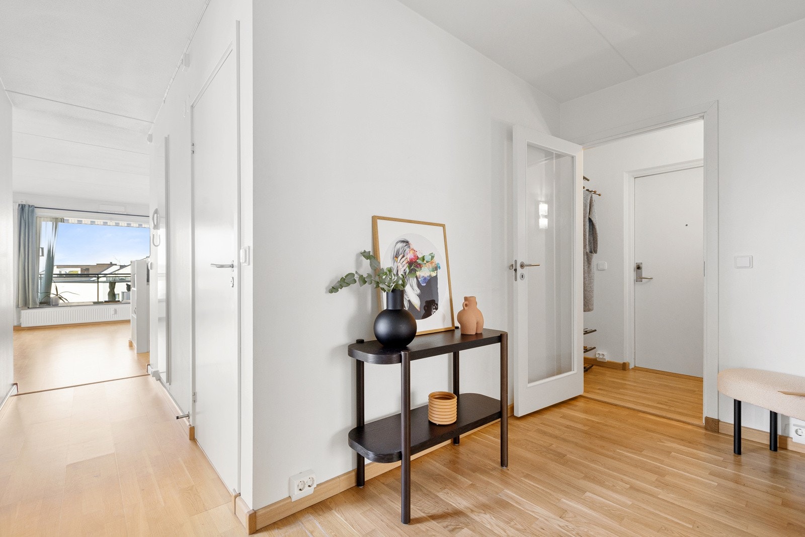 I entréen er det plass til oppheng for jakker og skostativ. Galleribilde