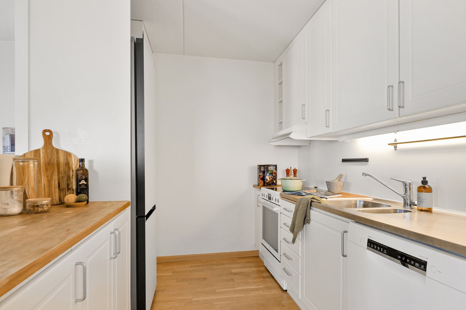 Kjøkkeninnredningen har profilerte fronter og benkeplate i heltre eik med 1 ½ oppvaskkum med benkebeslag. Galleribilde