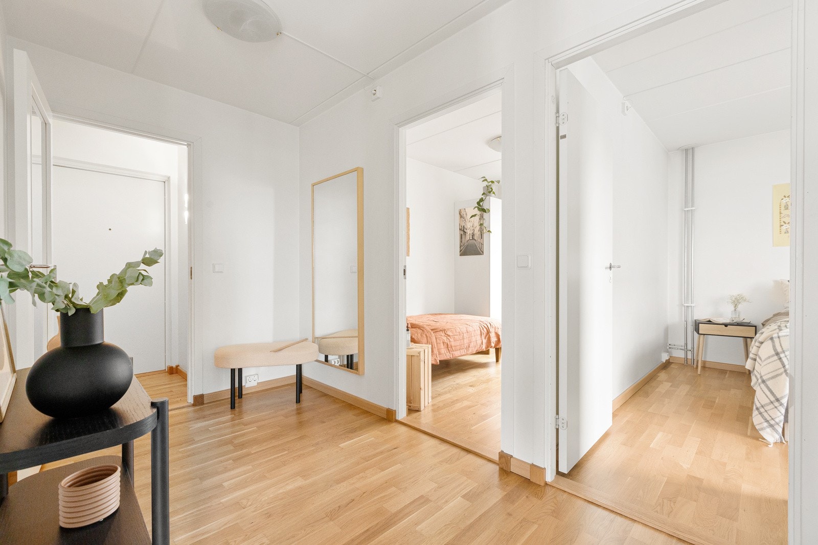 Gangen er romslig og gir god plass til øvrig møblement. Galleribilde
