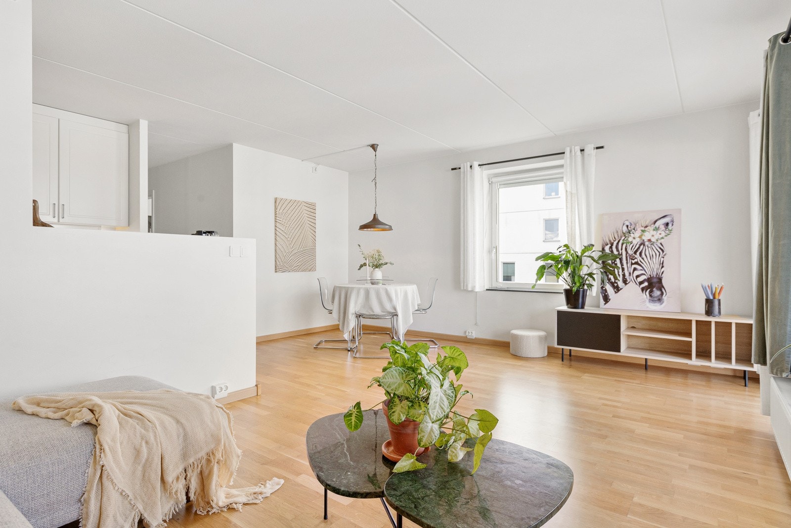 Her er det god plass til både sofaseksjon med tilhørende møblement og spisebord. Galleribilde
