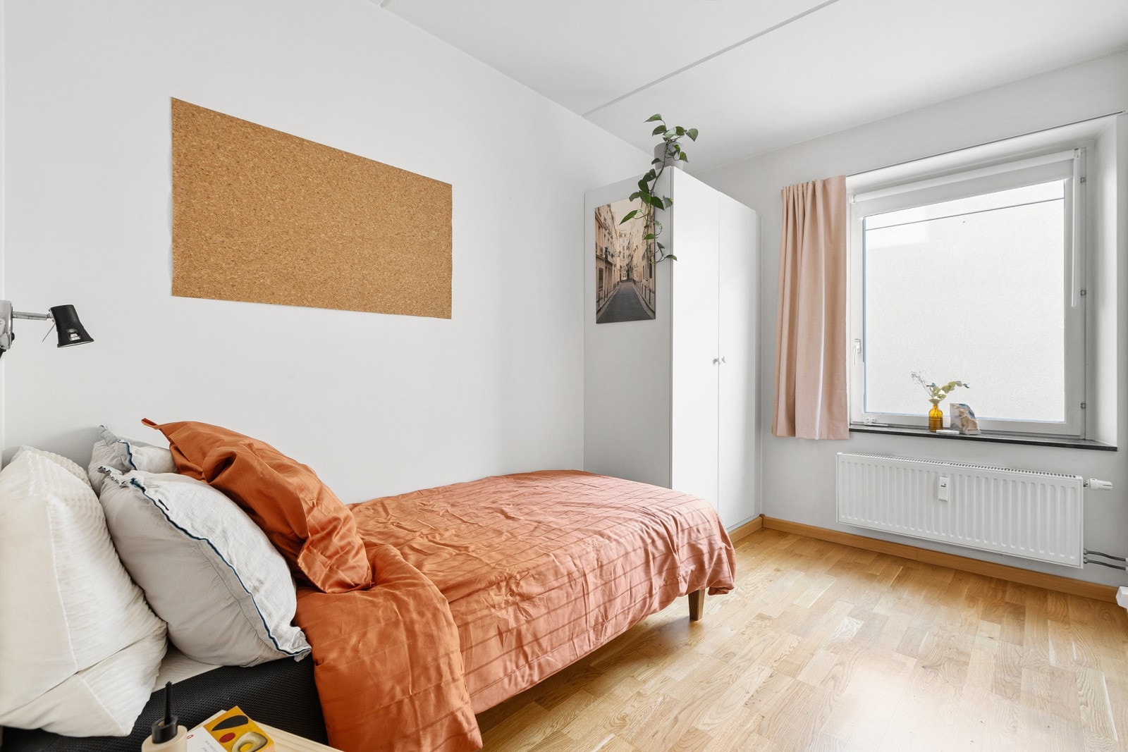 De andre to soverommene har plass til seng, nattbord, skrivebord og garderobeløsning. Galleribilde