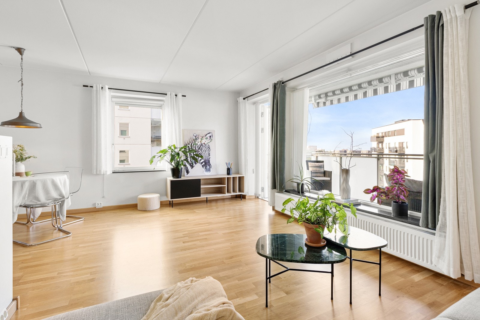Stuen har store vindusflater som slipper inn rikelig med naturlig lys. Fra stuen er det utgang til balkongen. Galleribilde